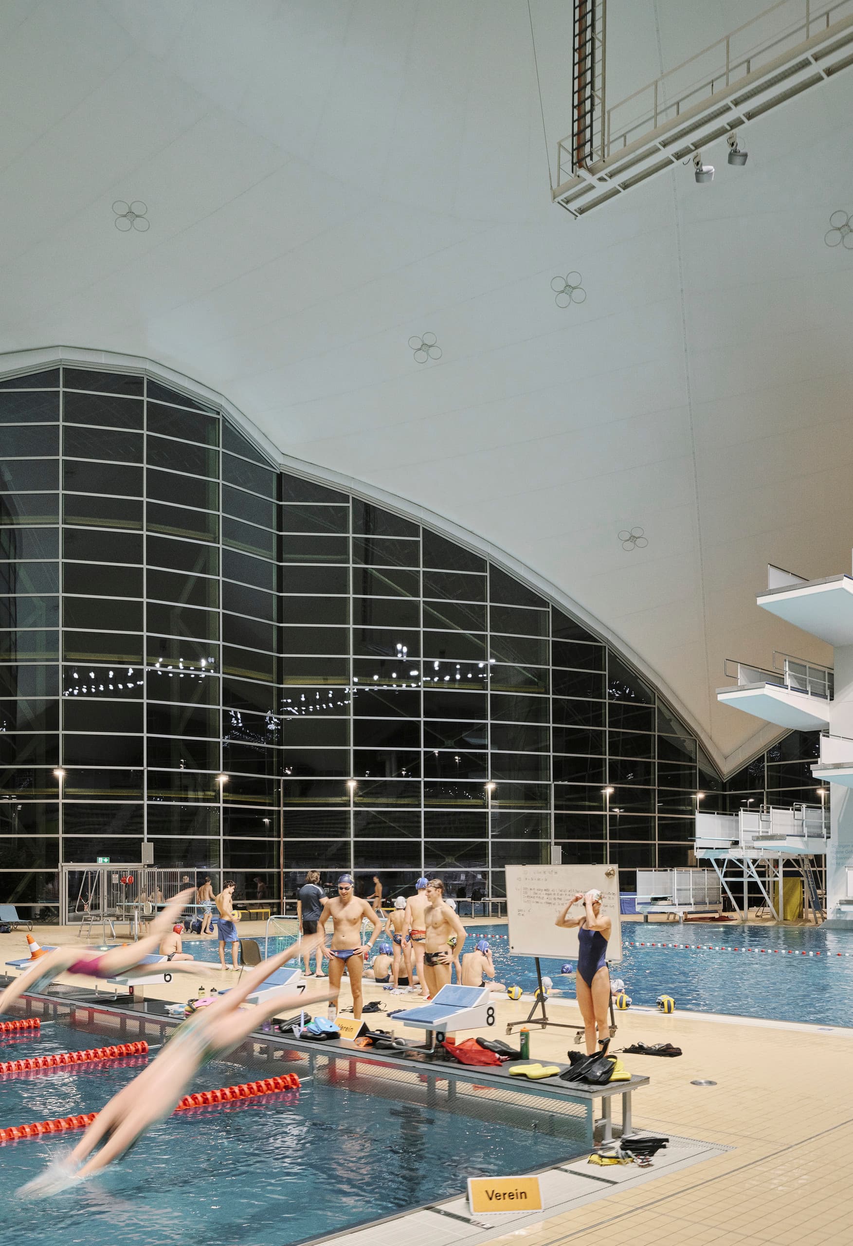 LED-Beleuchtung im Aquatic Centre, Olympiapark München, für verbesserte Energieeffizienz und Sehkomfort.