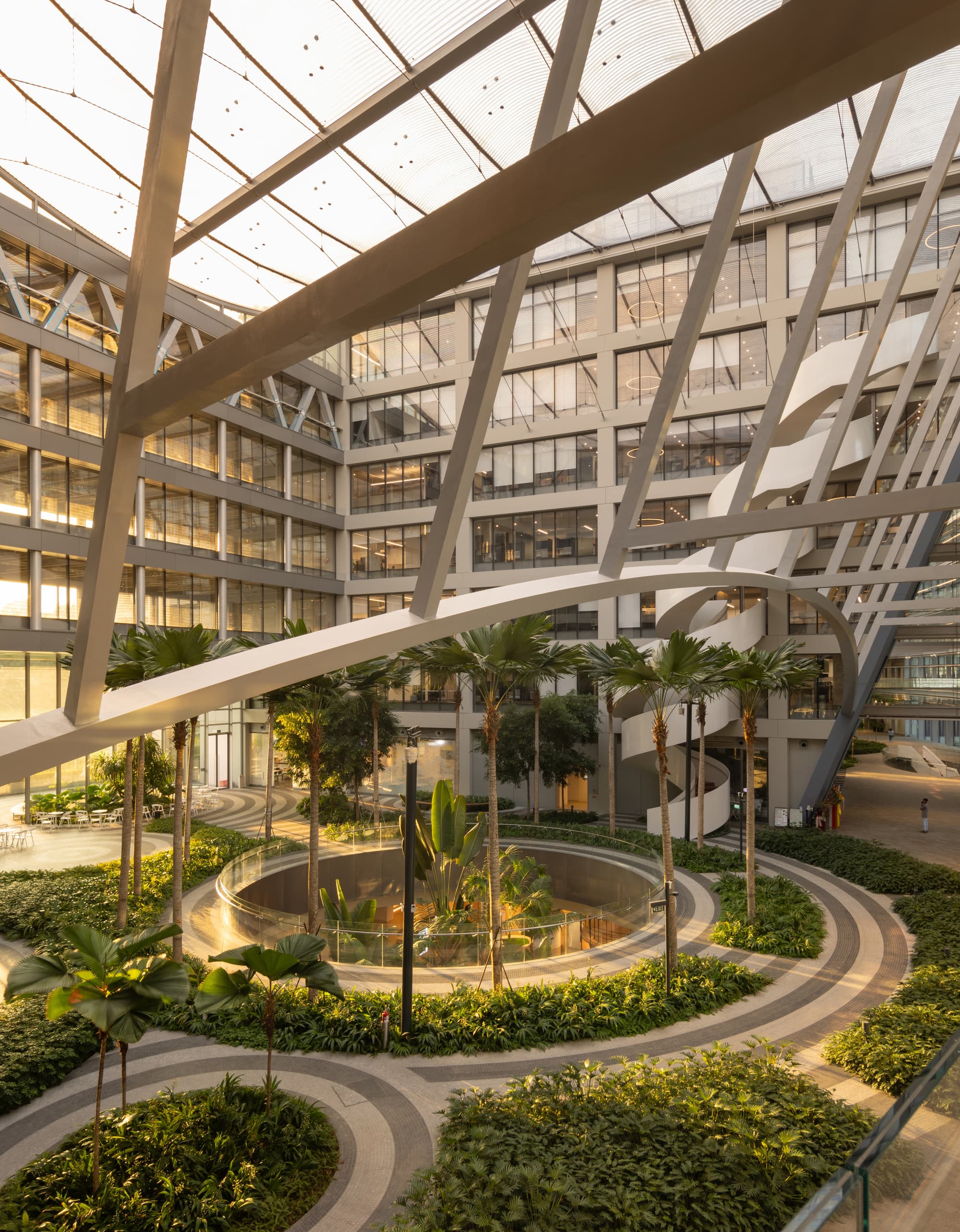 Campus und Innenhof eines Gebäudekomplexes mit Grünflächen