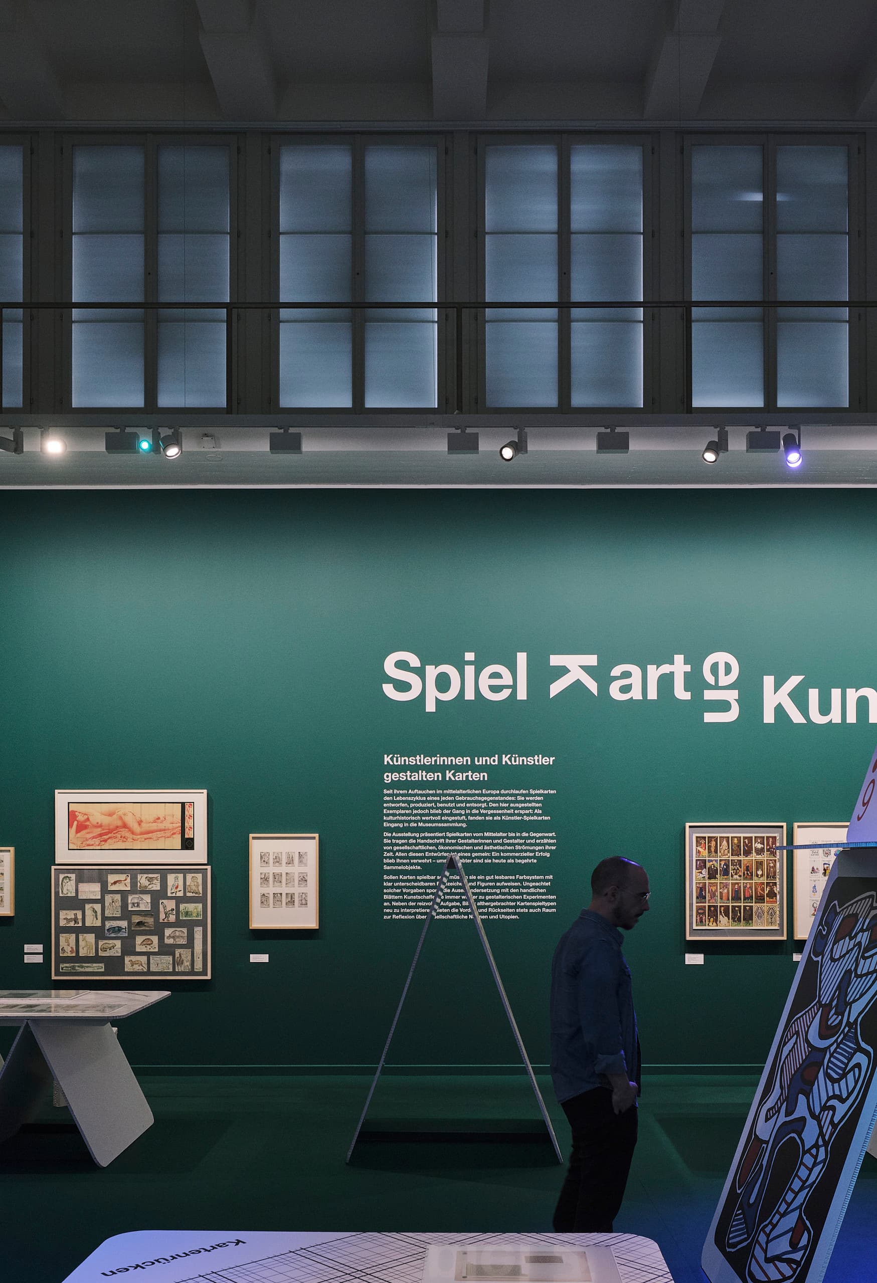Museumsausstellung mit Spielkarten
