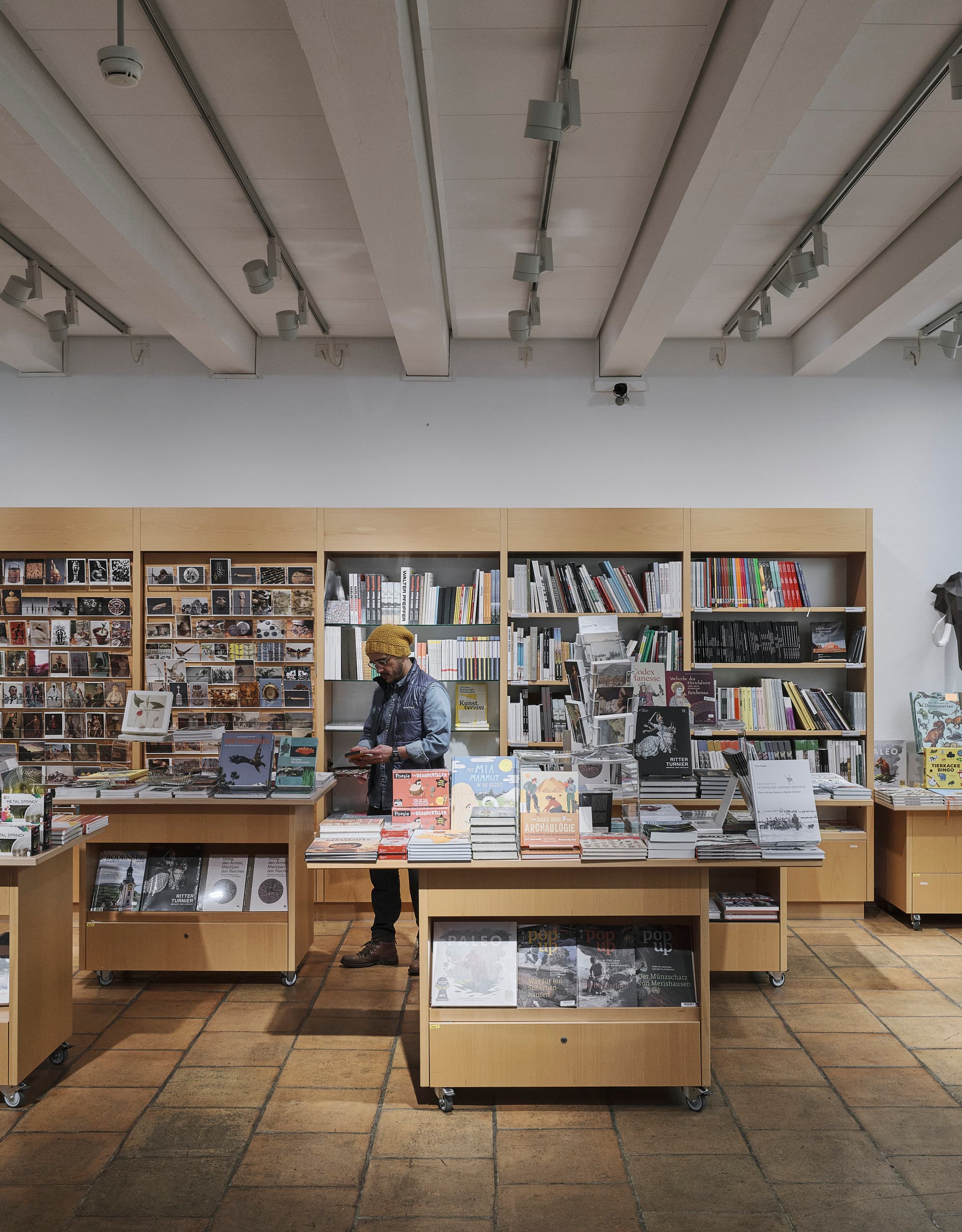 Museumsshop mit Tischen und Wandregalen voller Bücher und Souvenirs.