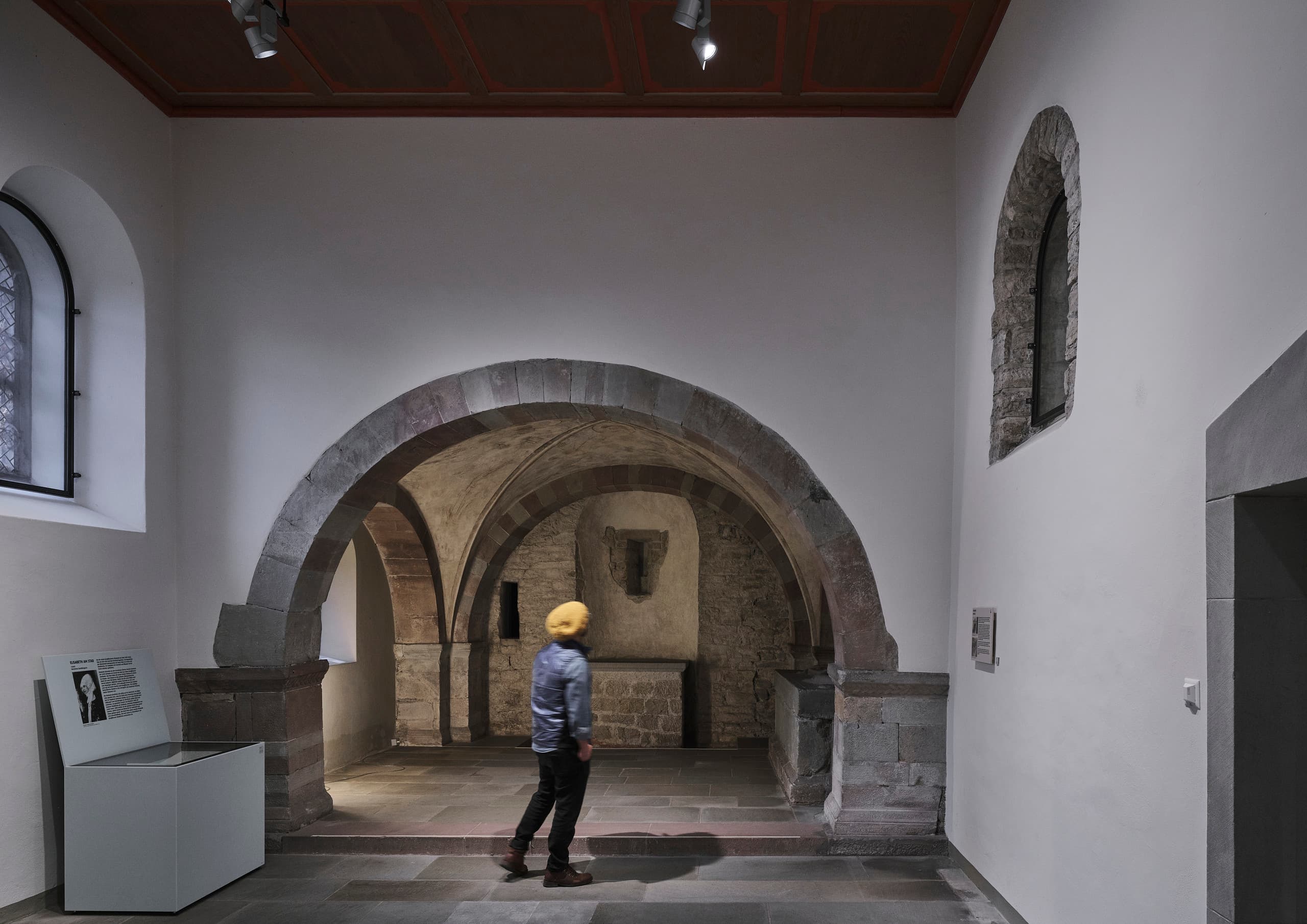 Museum Innenraum mit Rundbogen und Person.