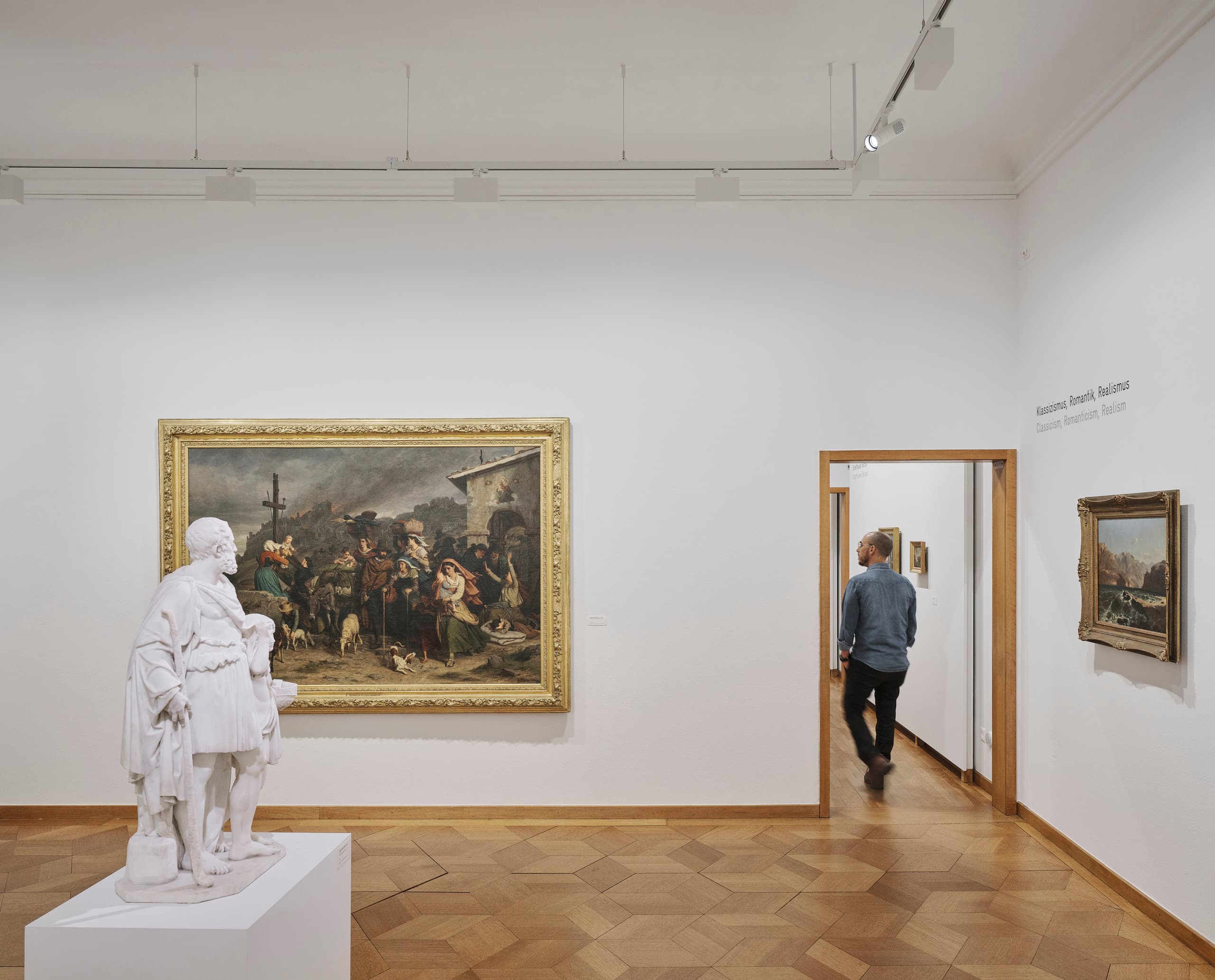 Weißer Ausstellungsraum mit Gemälde und Skulptur.