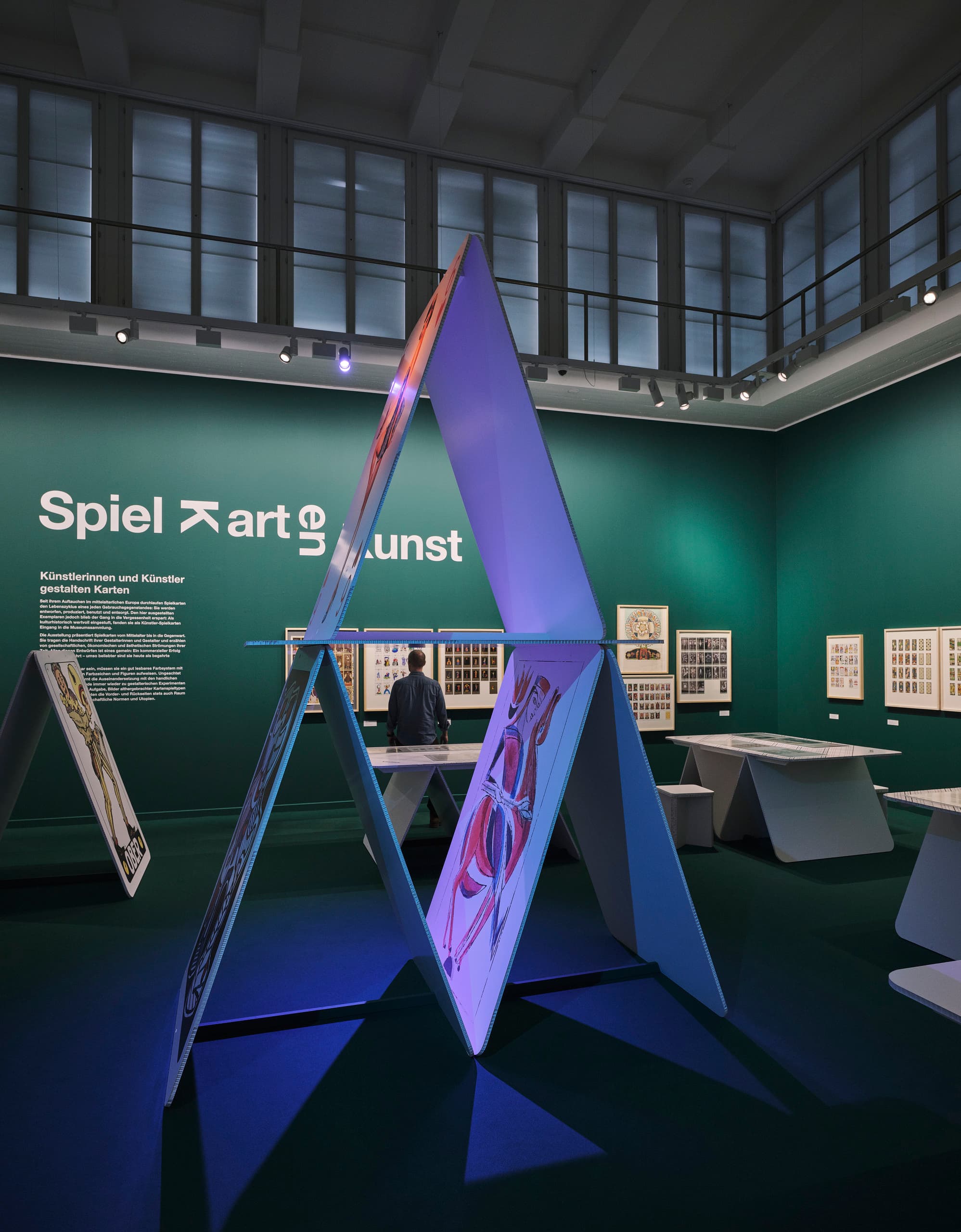 Ansicht einer Installation eines Kartendecks vor grüner Wand.