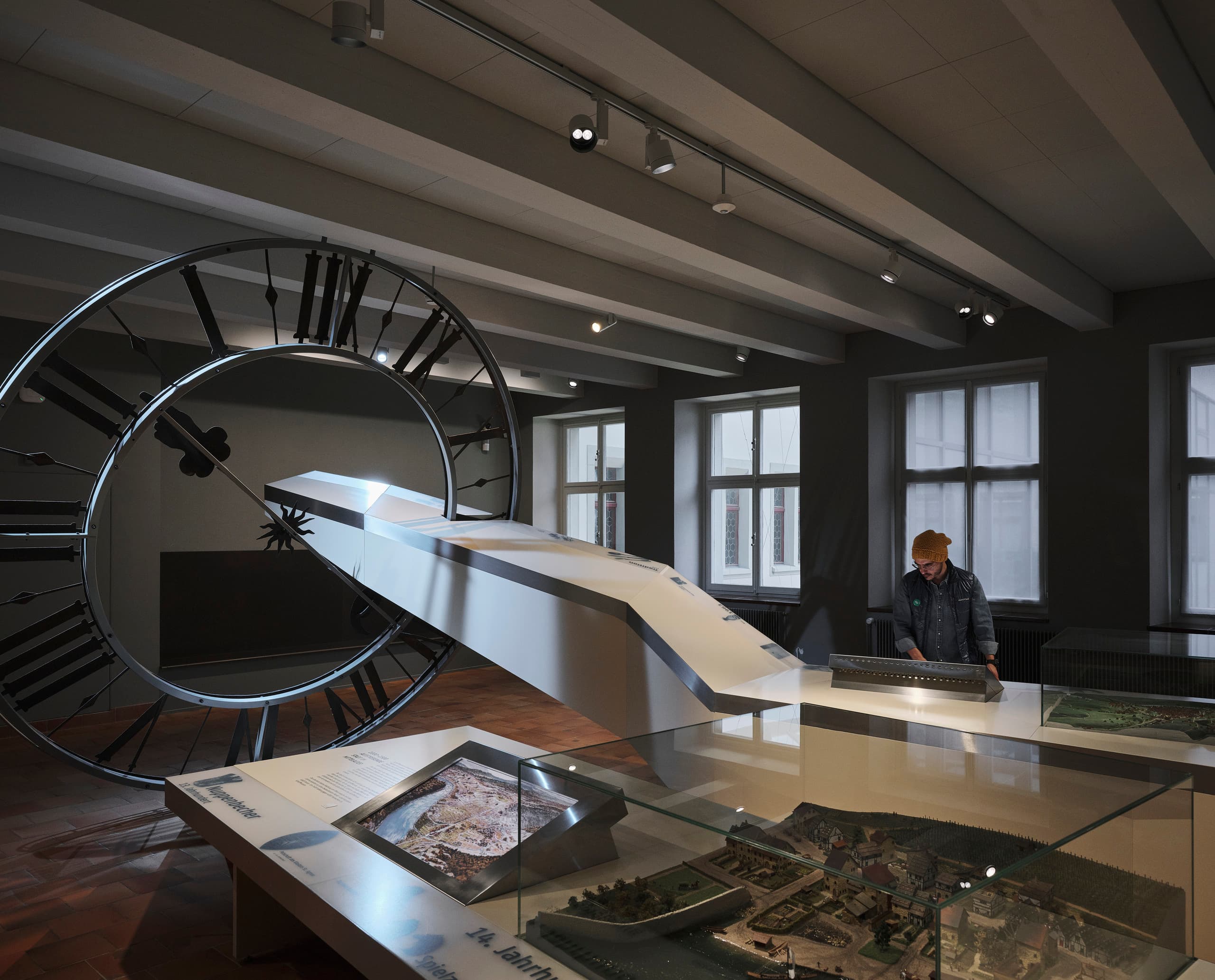 Ausstellungsraum mit großem Ziffernblatt.