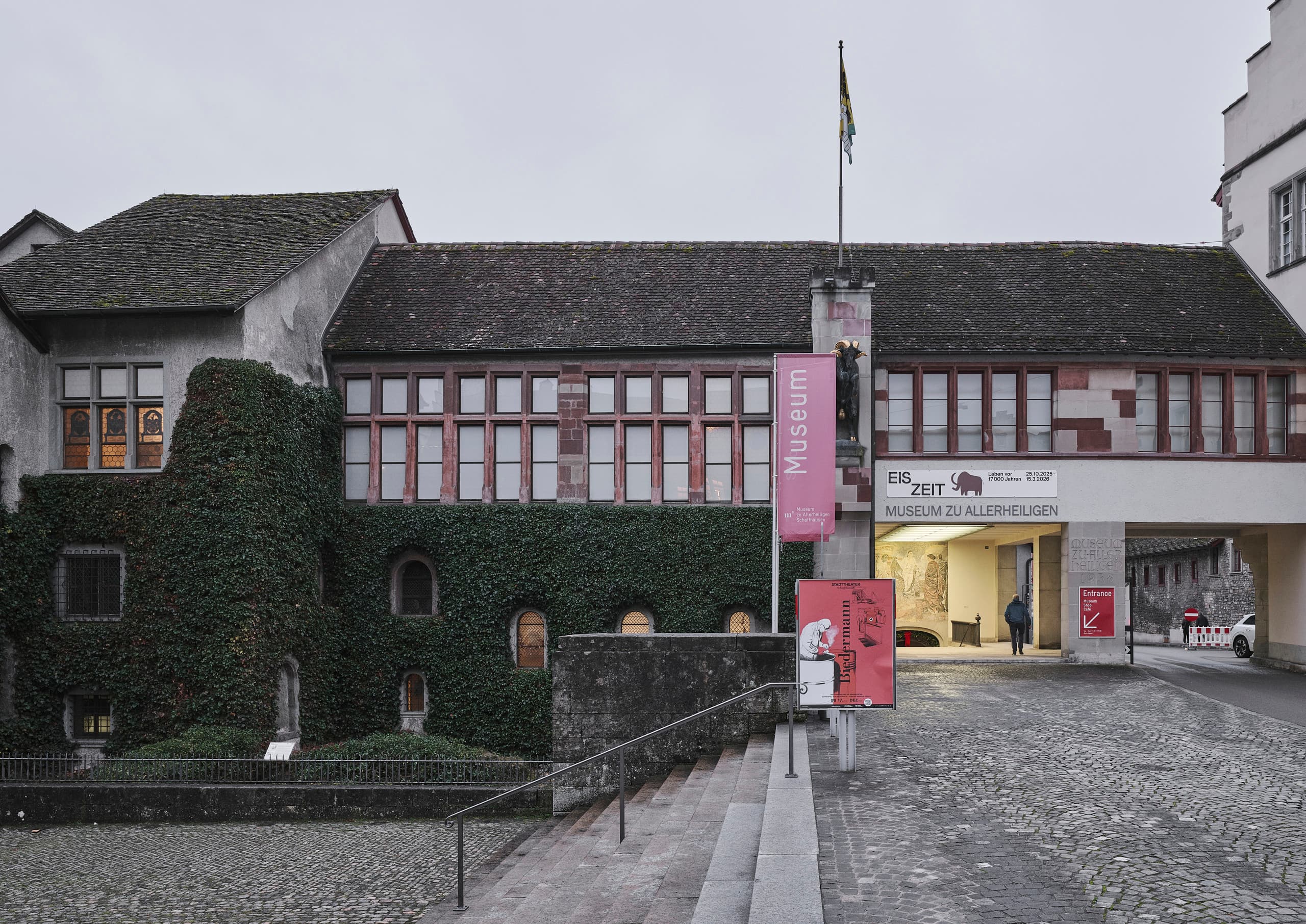 Außenansicht mit Eingang eines Museums.