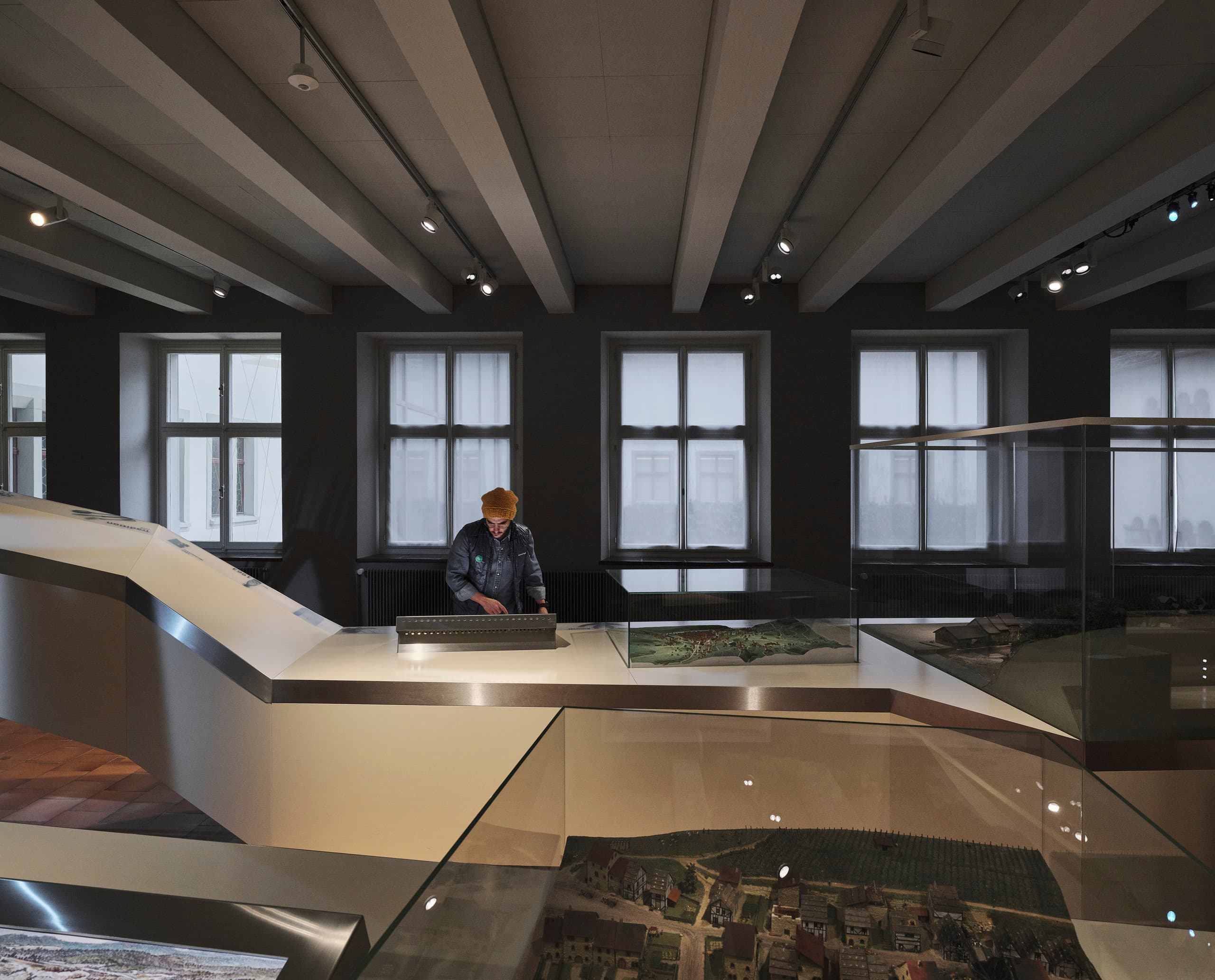 Mann schaut sich Ausstellungstische im Museum an.