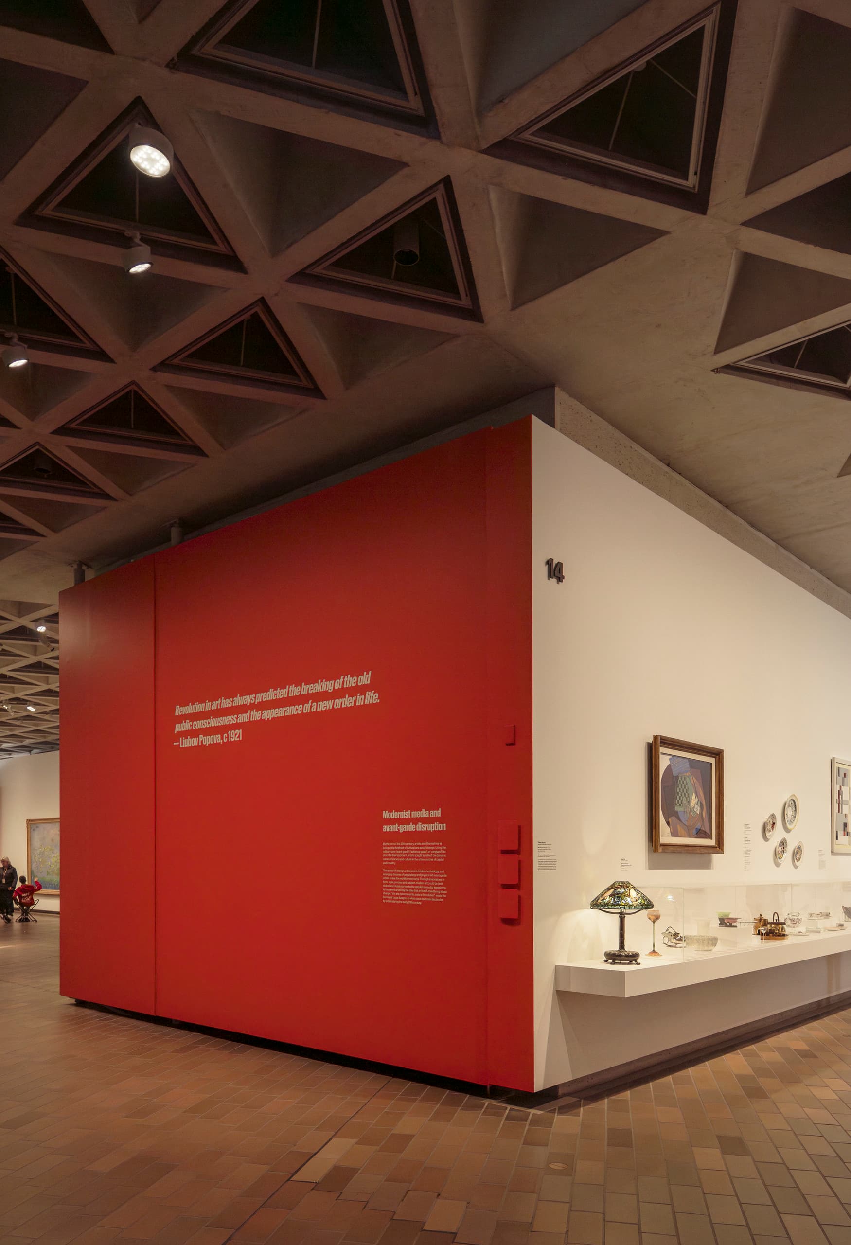Ausstellungsraum mit weißer und roter Wand.