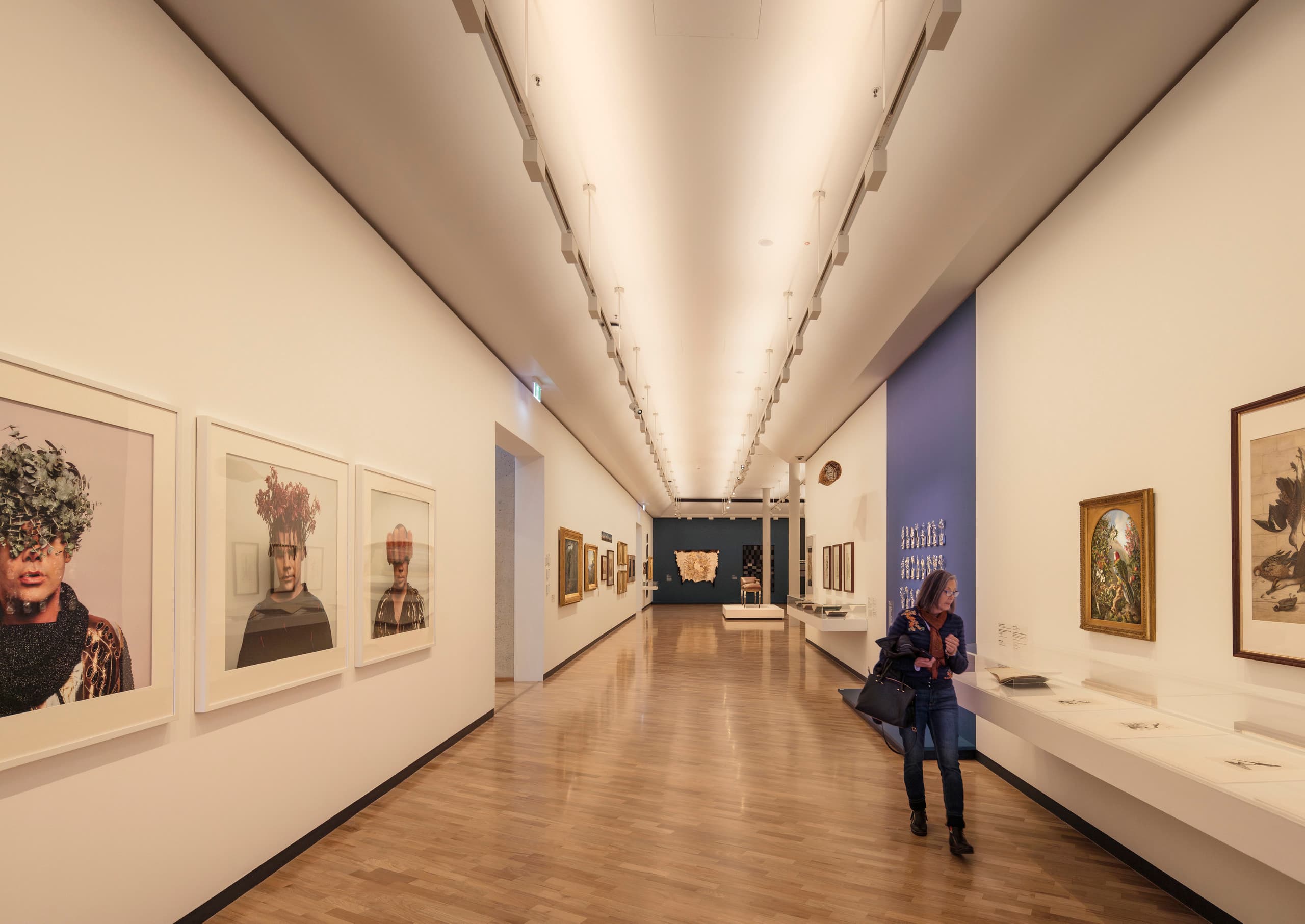 Ausstellungsraum mit 2 Wänden gegenüberliegend gleichmäßig beleuchtet.