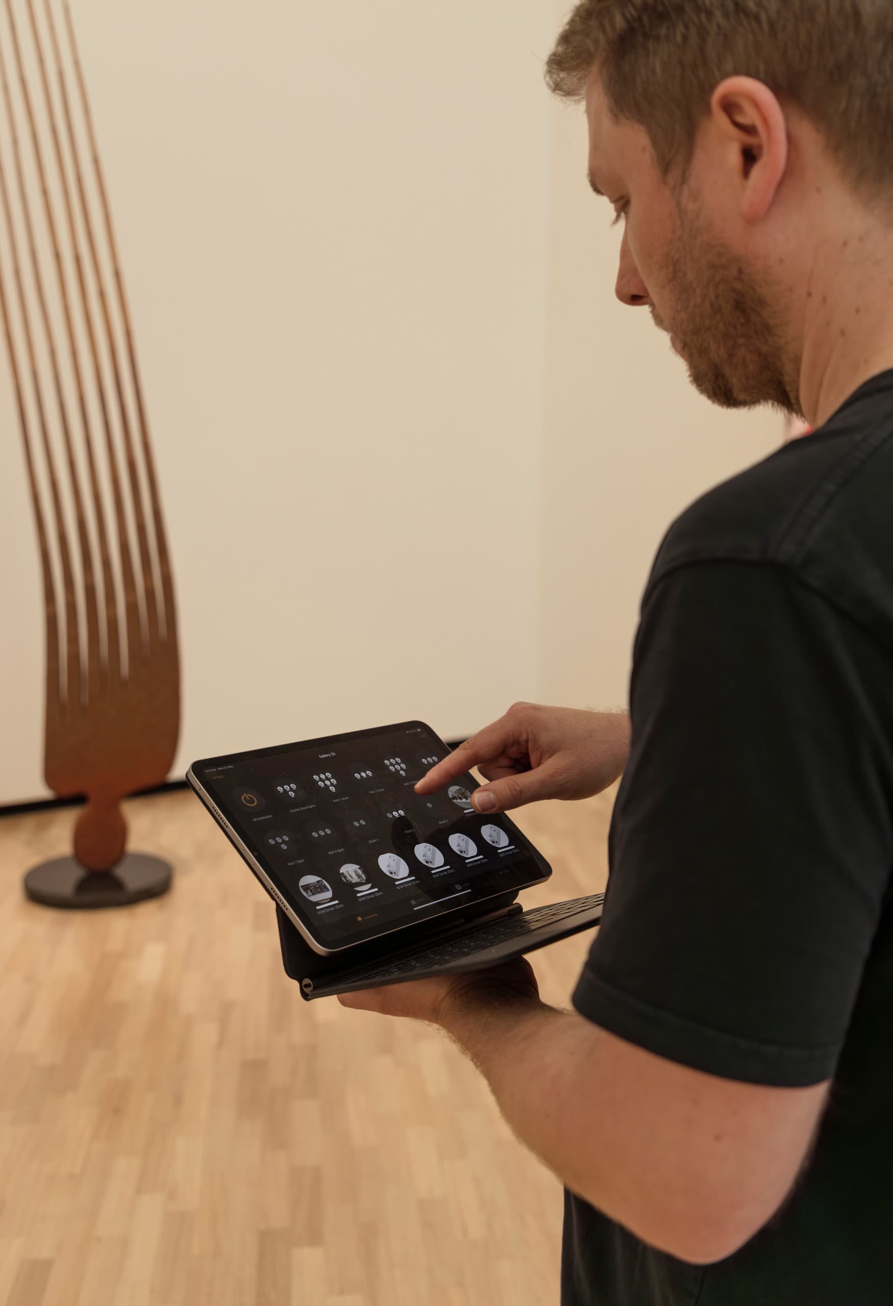 Mann mit iPad.