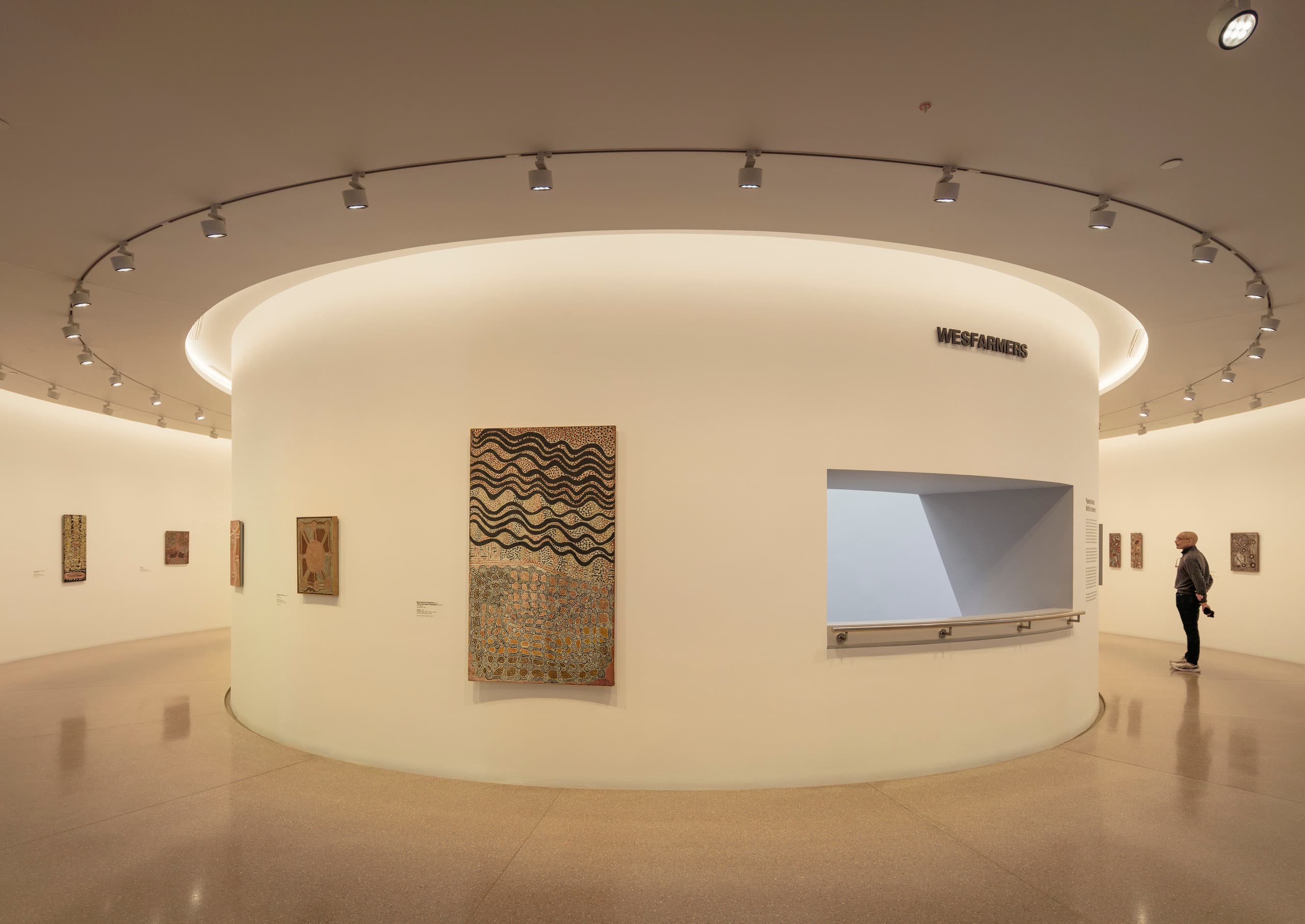 Runde Wand in Ausstellungsraum.