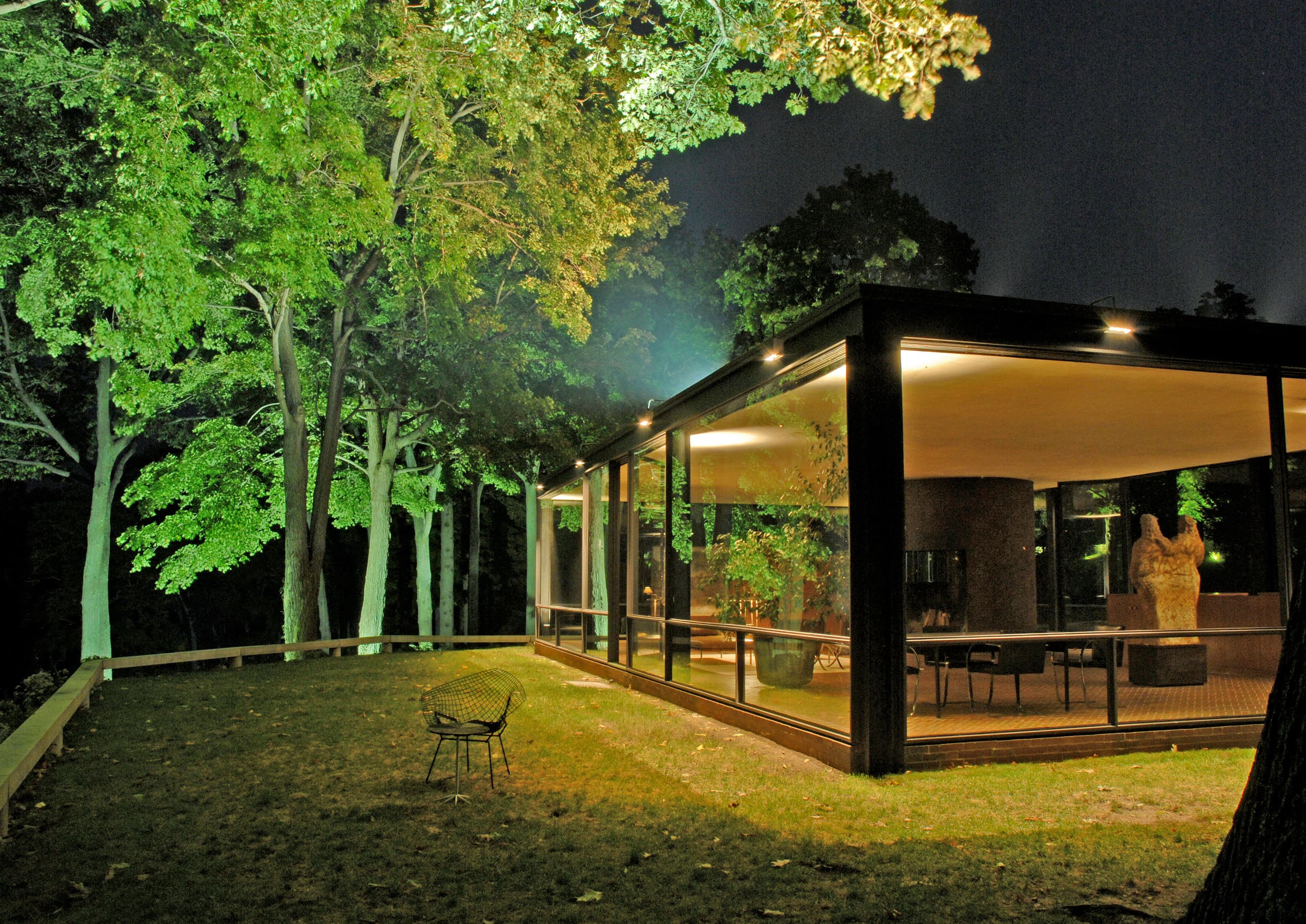 Das Glass House von Philip Johnson, beleuchtet mit ERCO Licht für räumliche Tiefe und Atmosphäre.