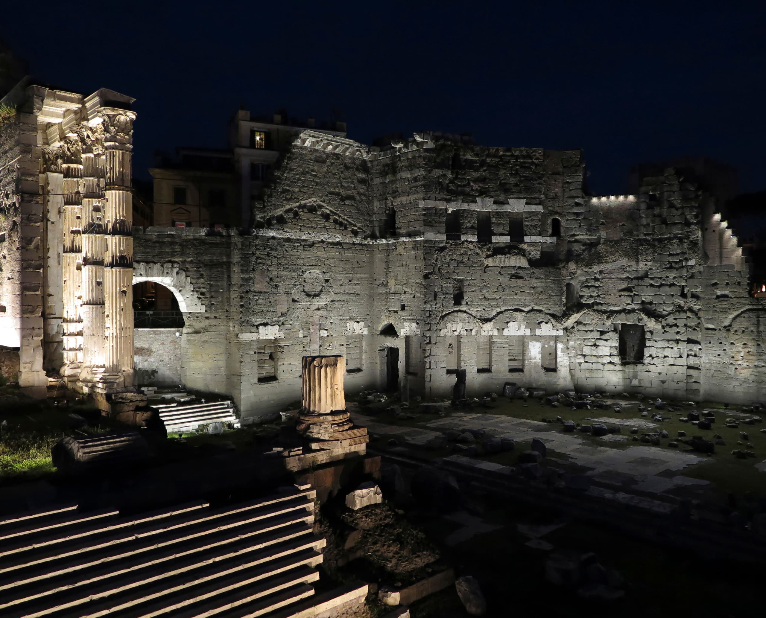 Beleuchtete Ruinen des Kaiserforums in Rom bei Nacht, mit ERCO Lichttechnik hervorgehoben.
