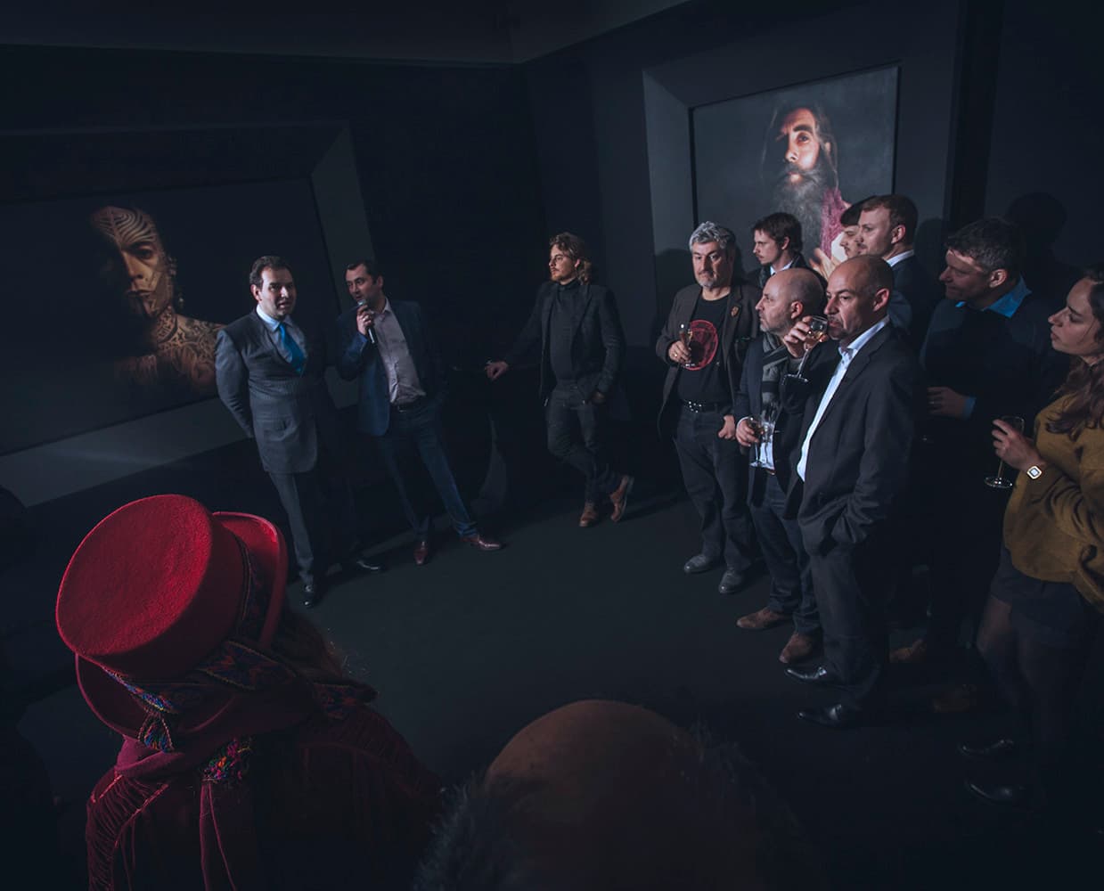 Matthew Penn Ausstellung in Barcelona, beleuchtet mit ERCO Strahlern, die die Chiaroscuro-Effekte hervorheben.