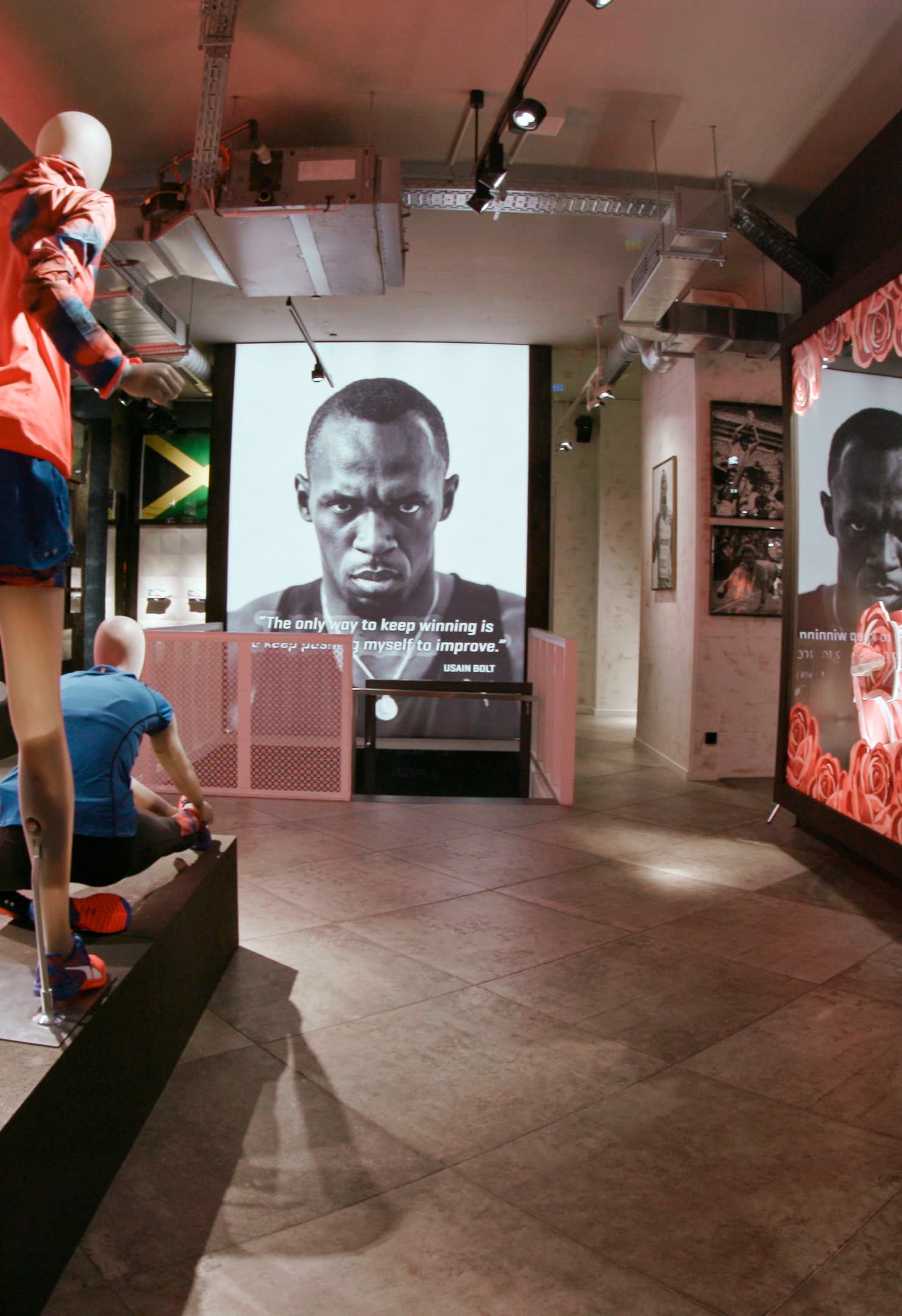 PUMA Store Berlin: Dynamische Sportbekleidung präsentiert mit ERCO Licht für Akzente und Tiefenwirkung.