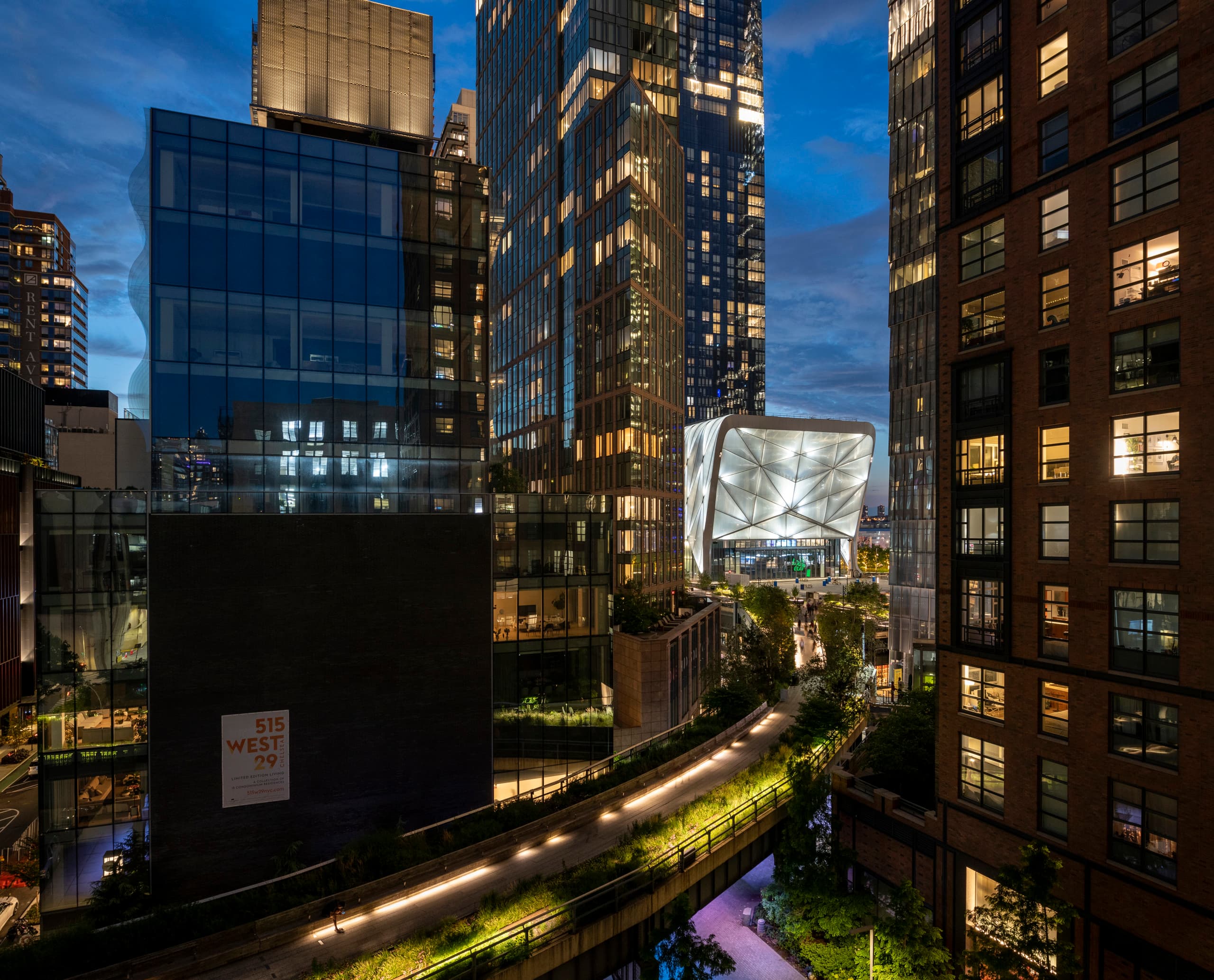 Nachtansicht von The Shed in Hudson Yards, beleuchtet mit ERCO Licht.