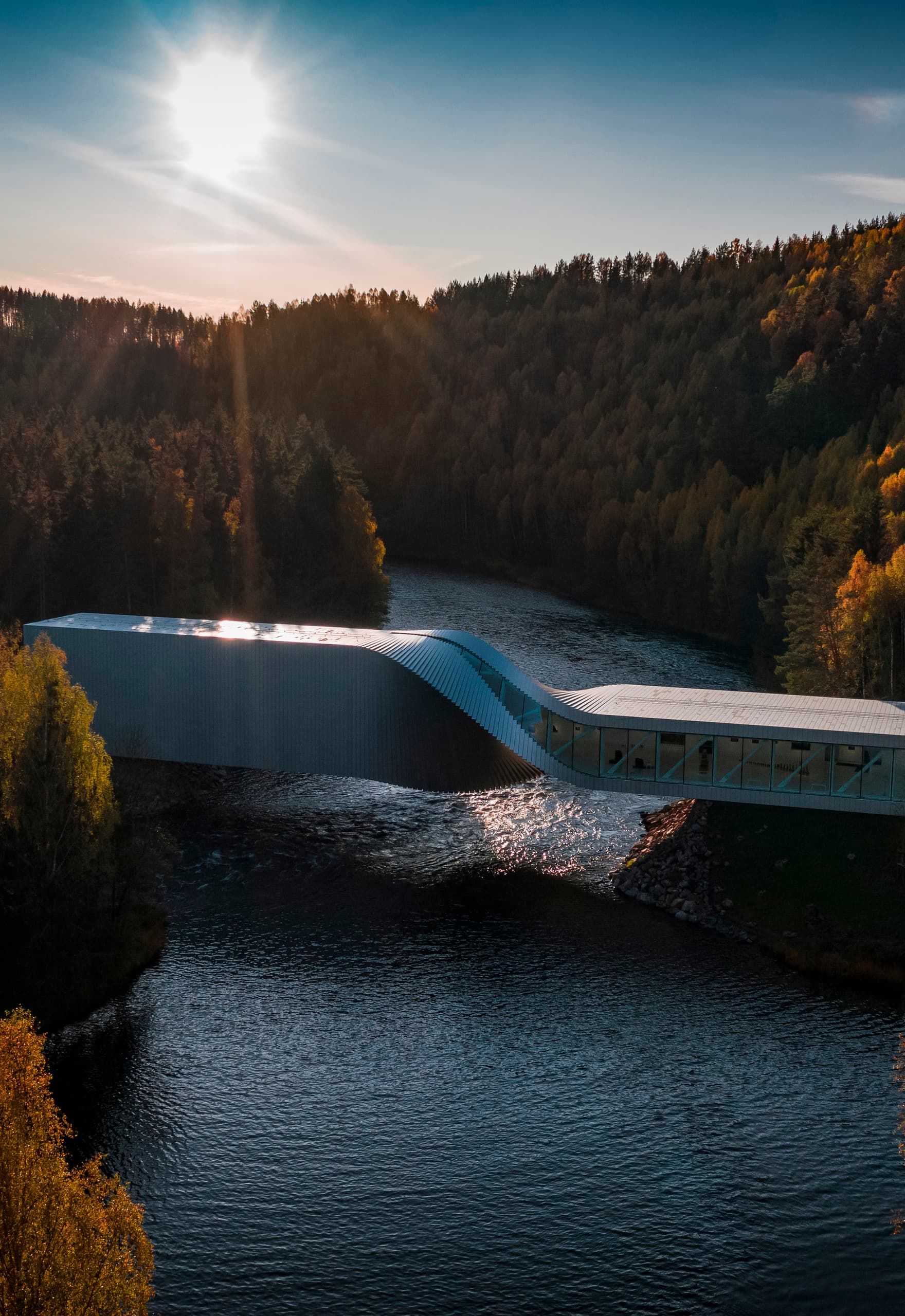 Die Twist Galerie im Kistefos Museum, Norwegen, eine skulpturale Brücke mit flexibler ERCO Parscan Beleuchtung.