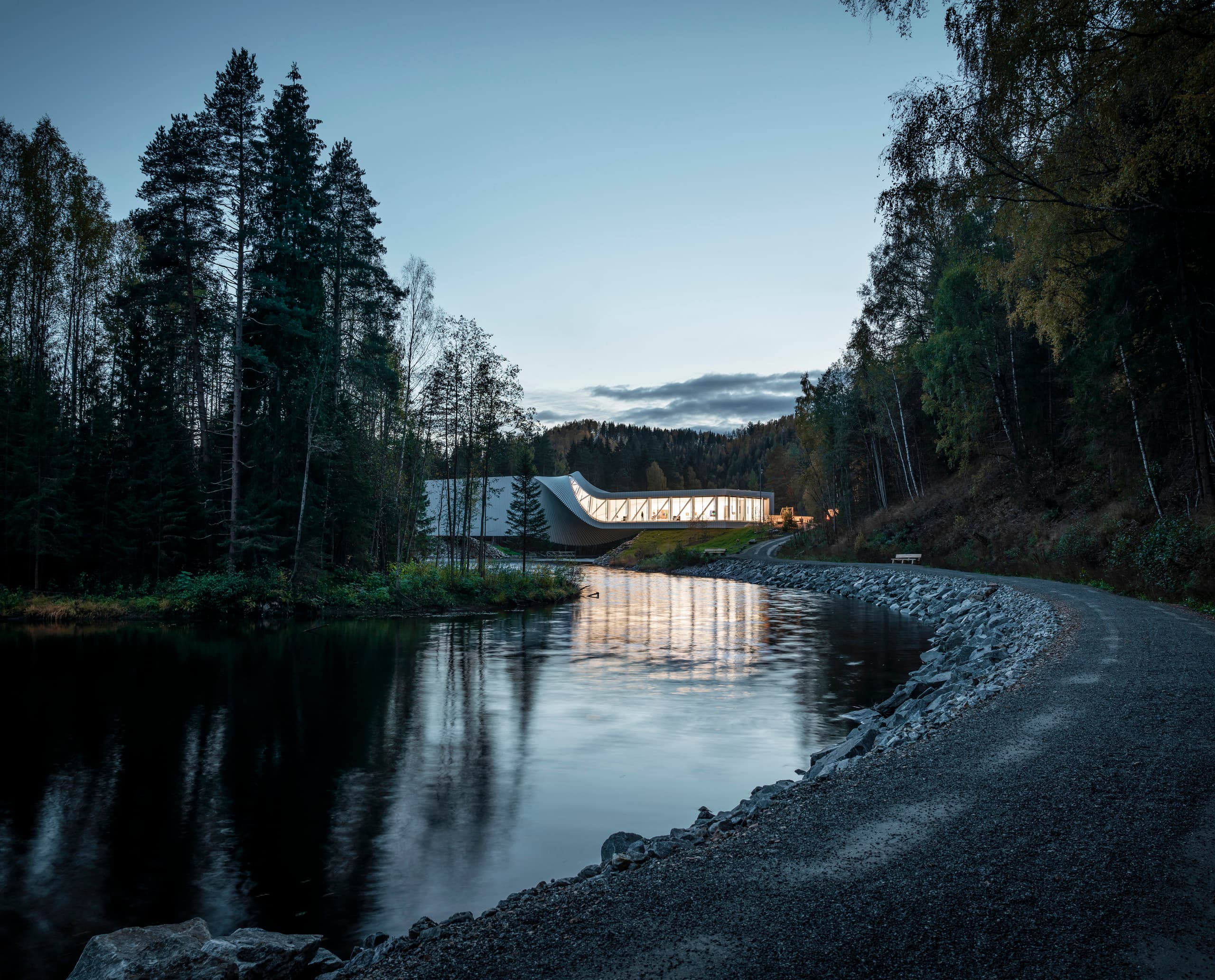 The Twist Museum, eine skulpturale Brücke mit ERCO-Beleuchtung im Kistefos Museumspark, Norwegen.