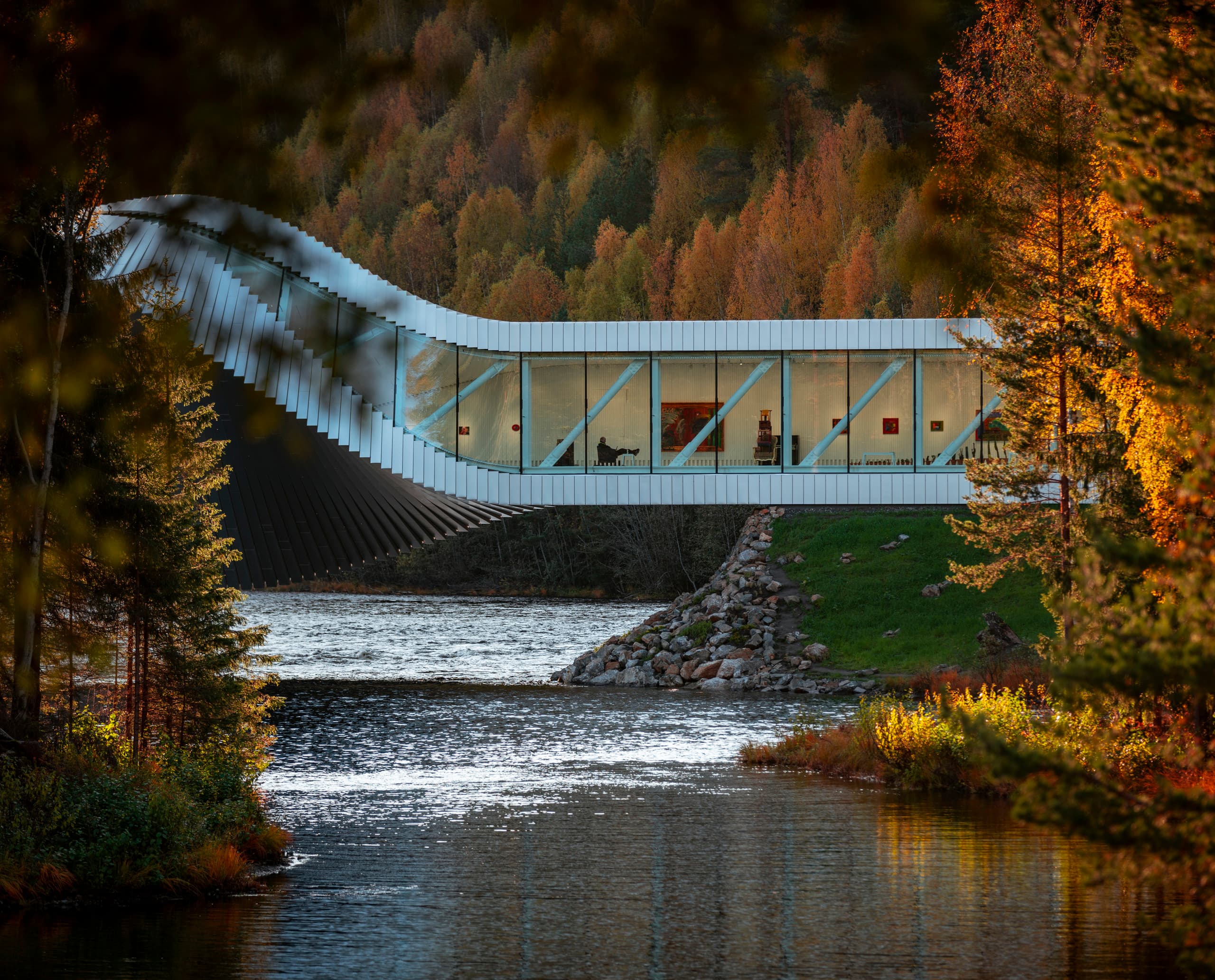 Die Twist Galerie im Kistefos Museum, Norwegen, eine skulpturale Brücke mit flexibler ERCO Parscan LED-Beleuchtung.
