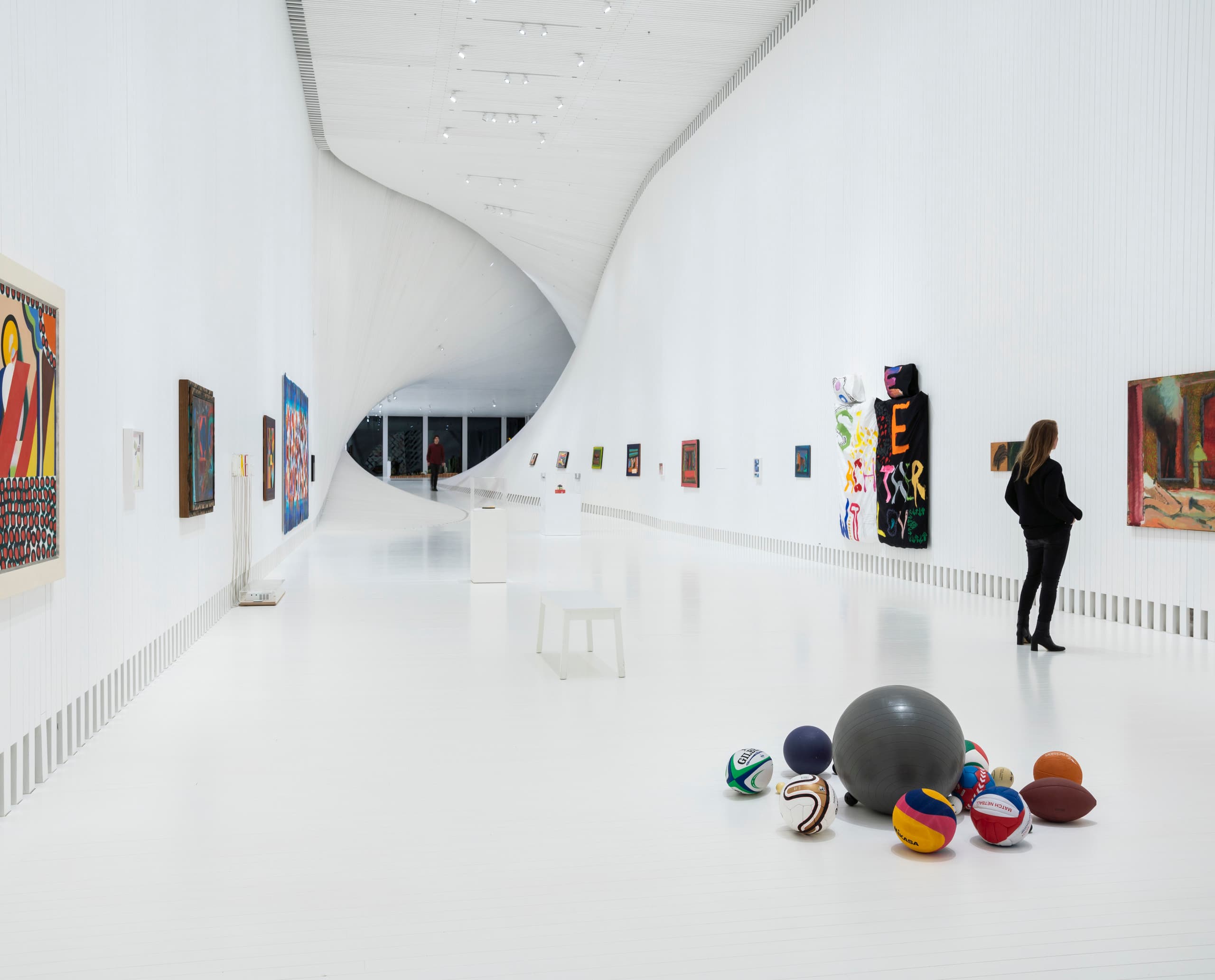 Innenansicht des Kistefos Museums "The Twist" mit Kunstwerken und ERCO Parscan Strahlern.