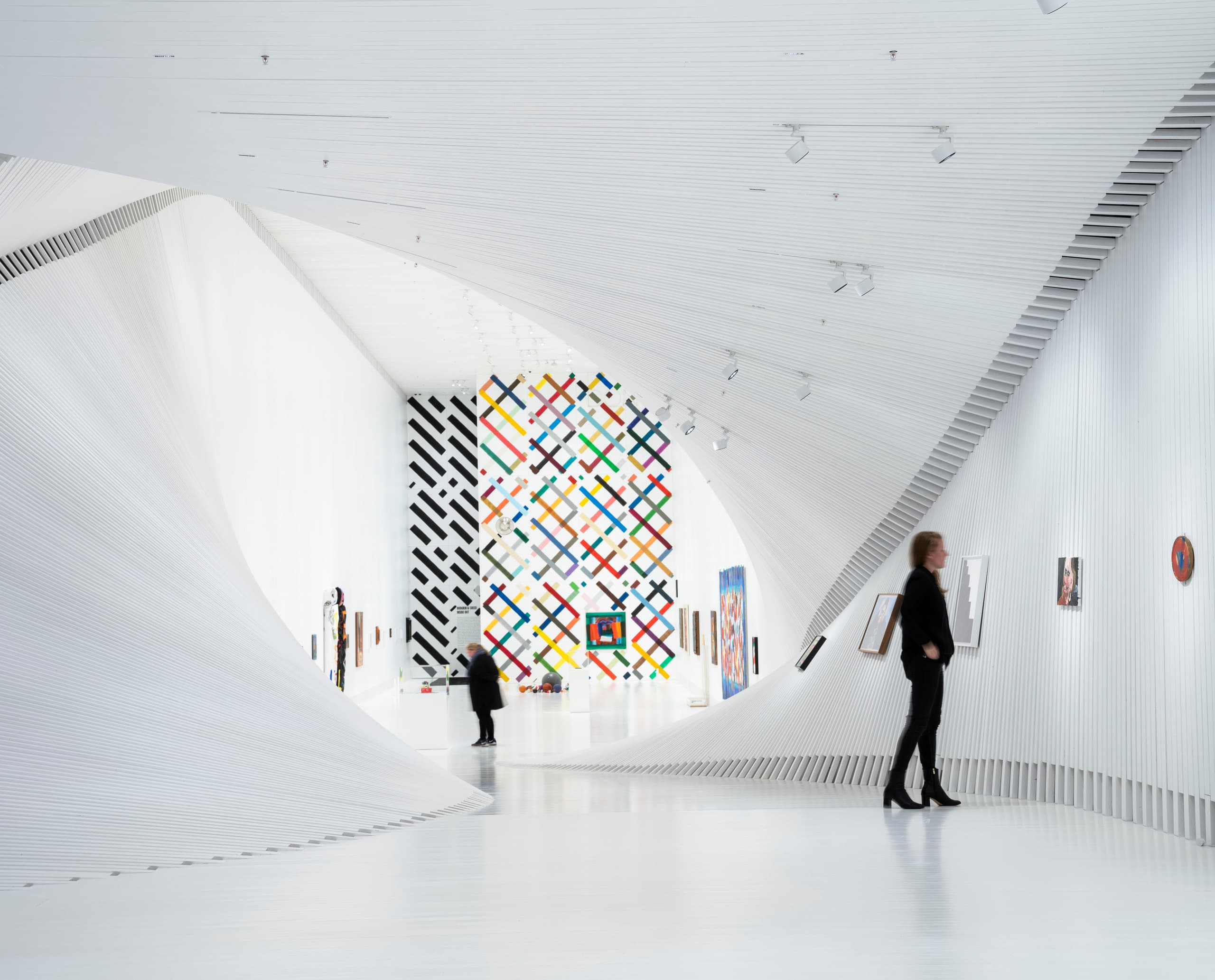 Innenansicht des Twist Museums in Norwegen mit ERCO Parscan Strahlern, die Kunstwerke beleuchten.