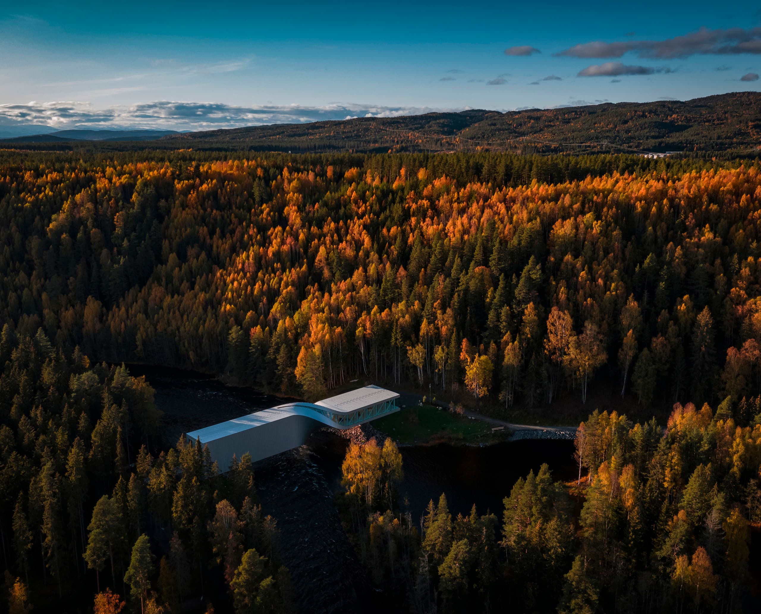 Luftaufnahme von The Twist, einem Galeriegebäude mit ERCO-Beleuchtung, das sich über den Fluss Randselva im Kistefos Museum in Norwegen erstreckt.