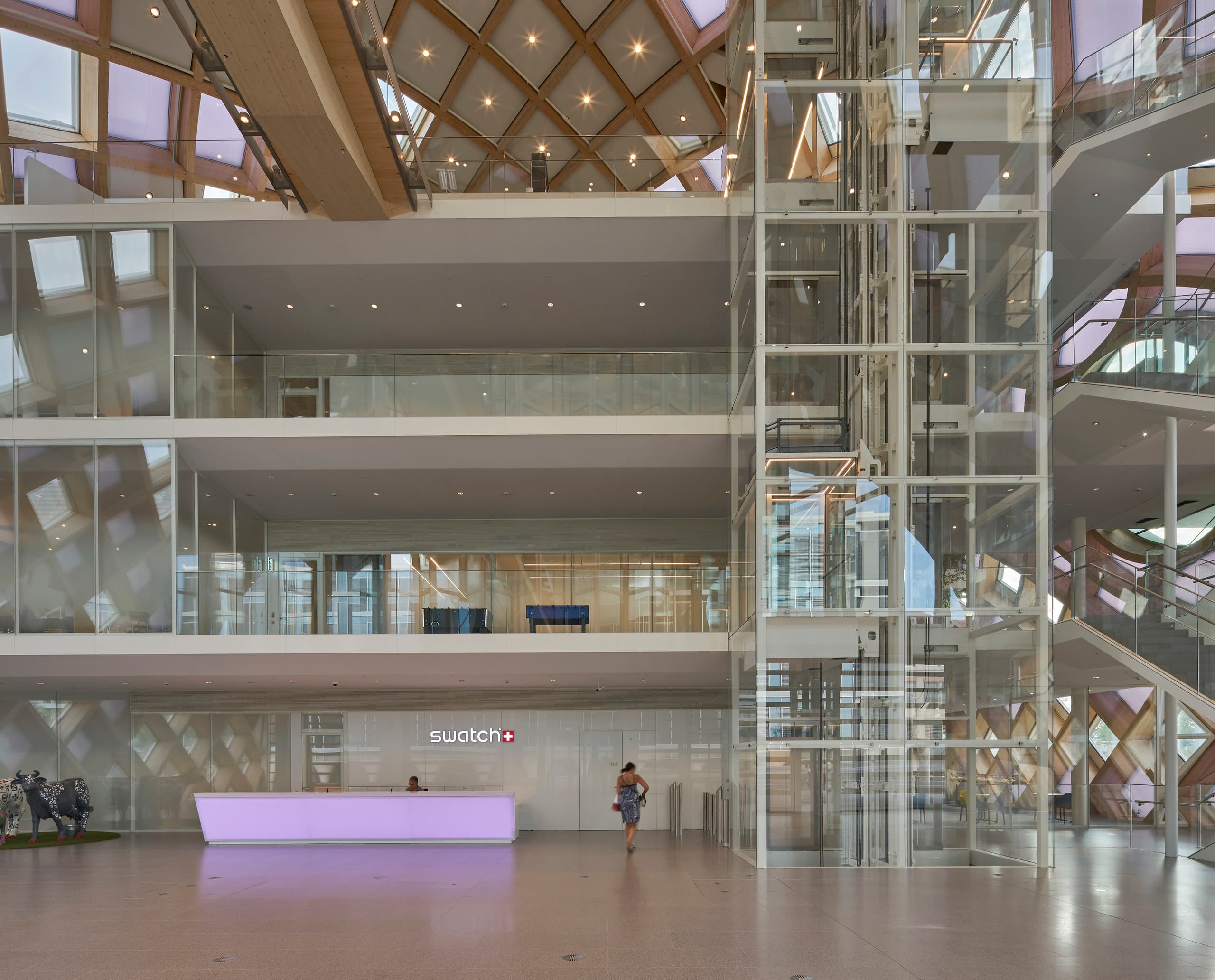 Innenansicht des Swatch Hauptsitzes in Biel, Schweiz, mit ERCO Beleuchtung für Büros und Ausstellungsbereiche.