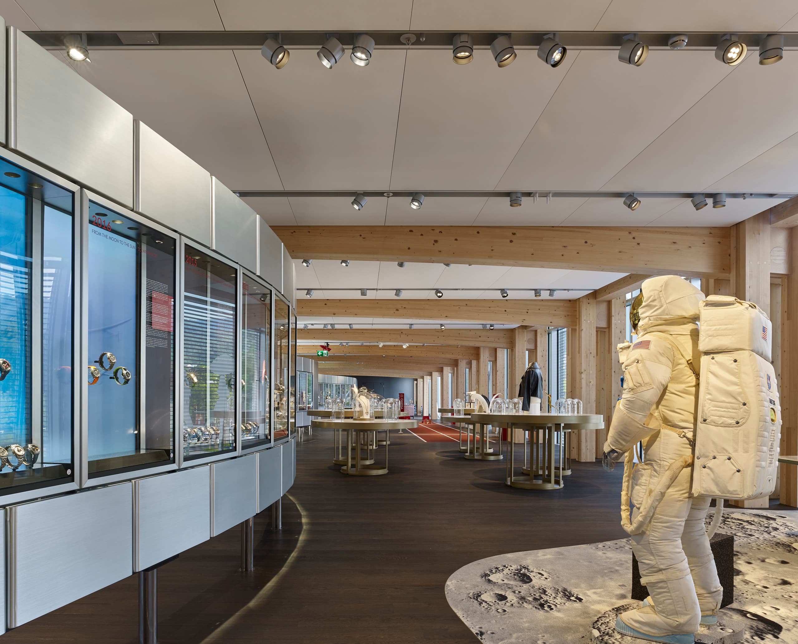 Innenansicht des Swatch/Omega Museums mit ERCO Beleuchtung und Ausstellungsstücken.