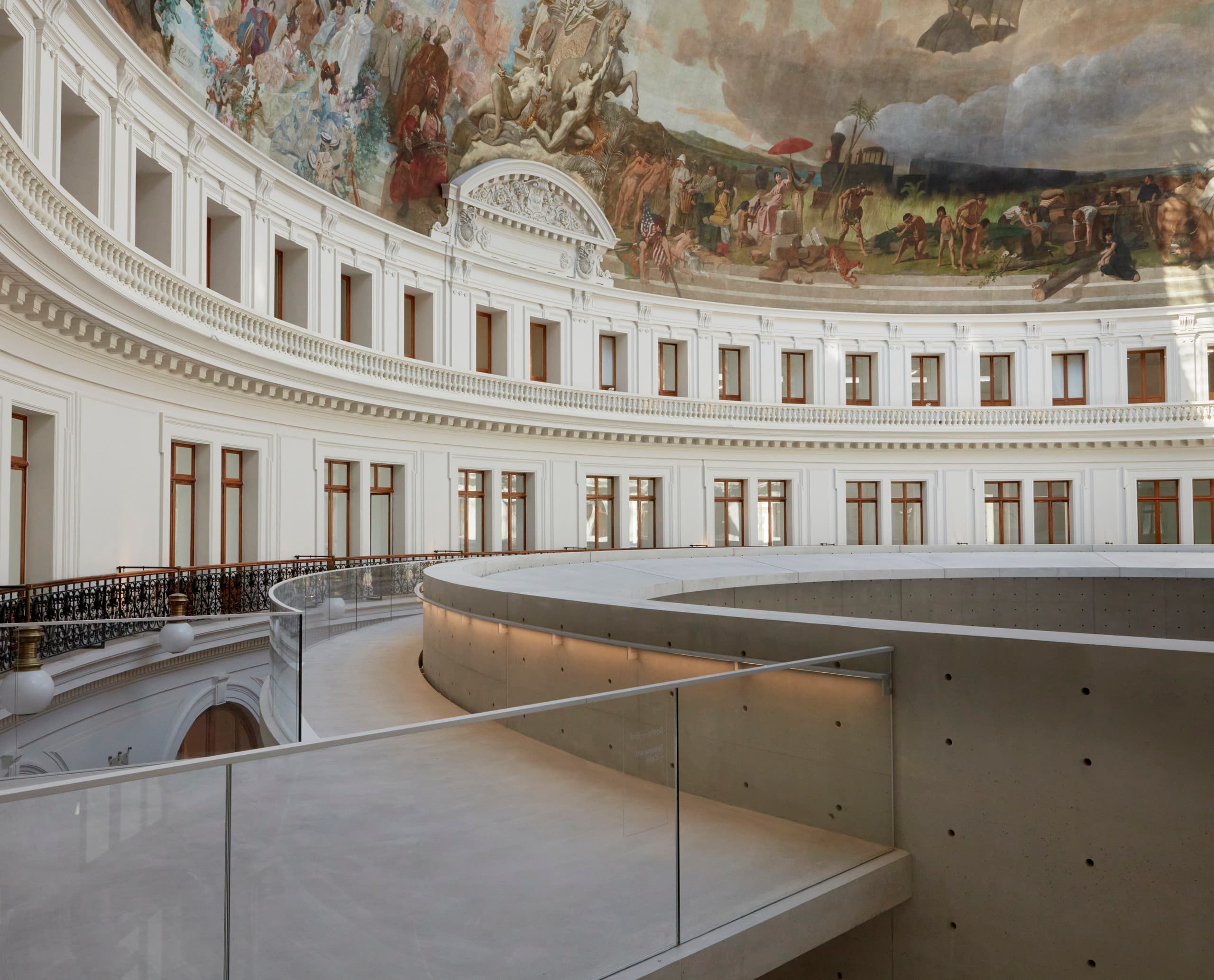 Innenansicht der Bourse de Commerce in Paris mit LED-Beleuchtung und Betonstruktur von Tadao Ando.