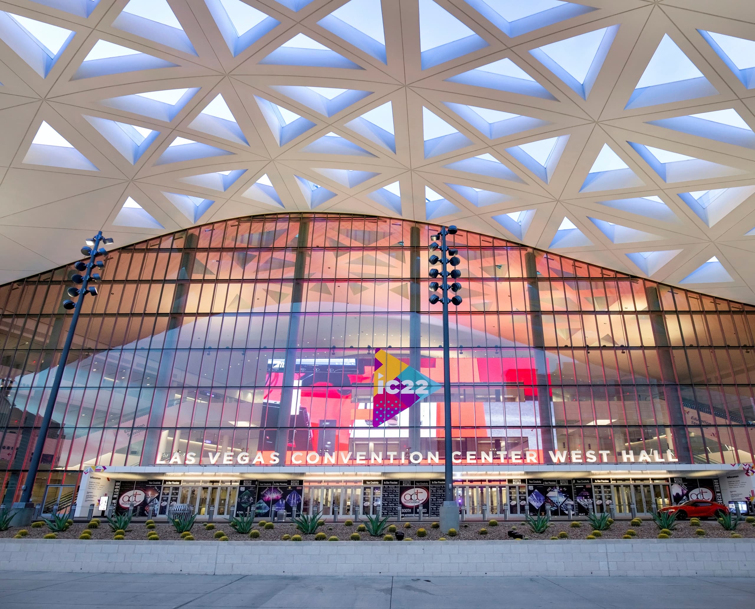Las Vegas Convention Center West Hall mit ERCO Beleuchtung für gleichmäßige Lichtverhältnisse.