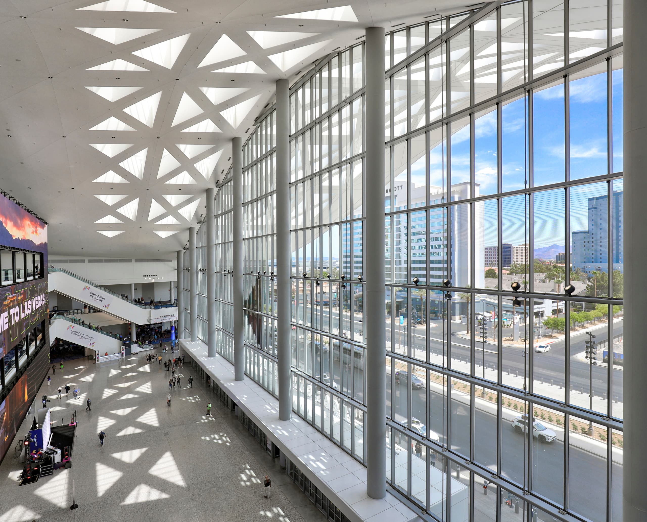 Las Vegas Convention Centre West Hall mit ERCO Beleuchtung für einheitliche Lichtverhältnisse.