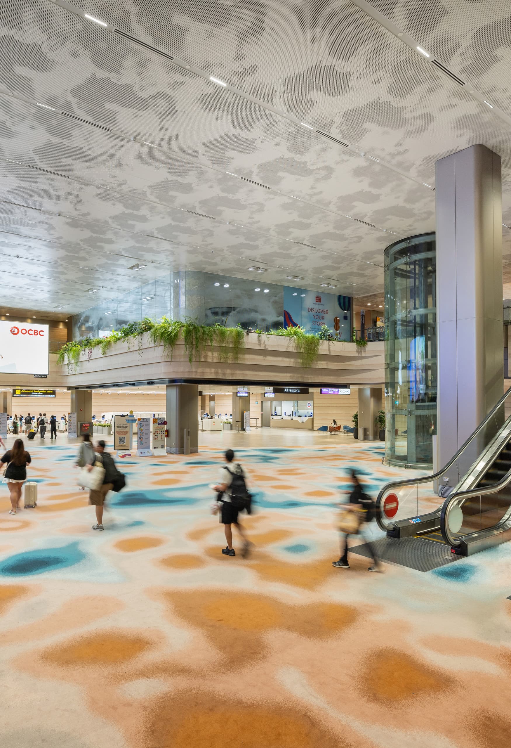 Flughafen Changi Terminal 2: ERCO Downlights für nachhaltige LED-Beleuchtung im erweiterten Terminal.