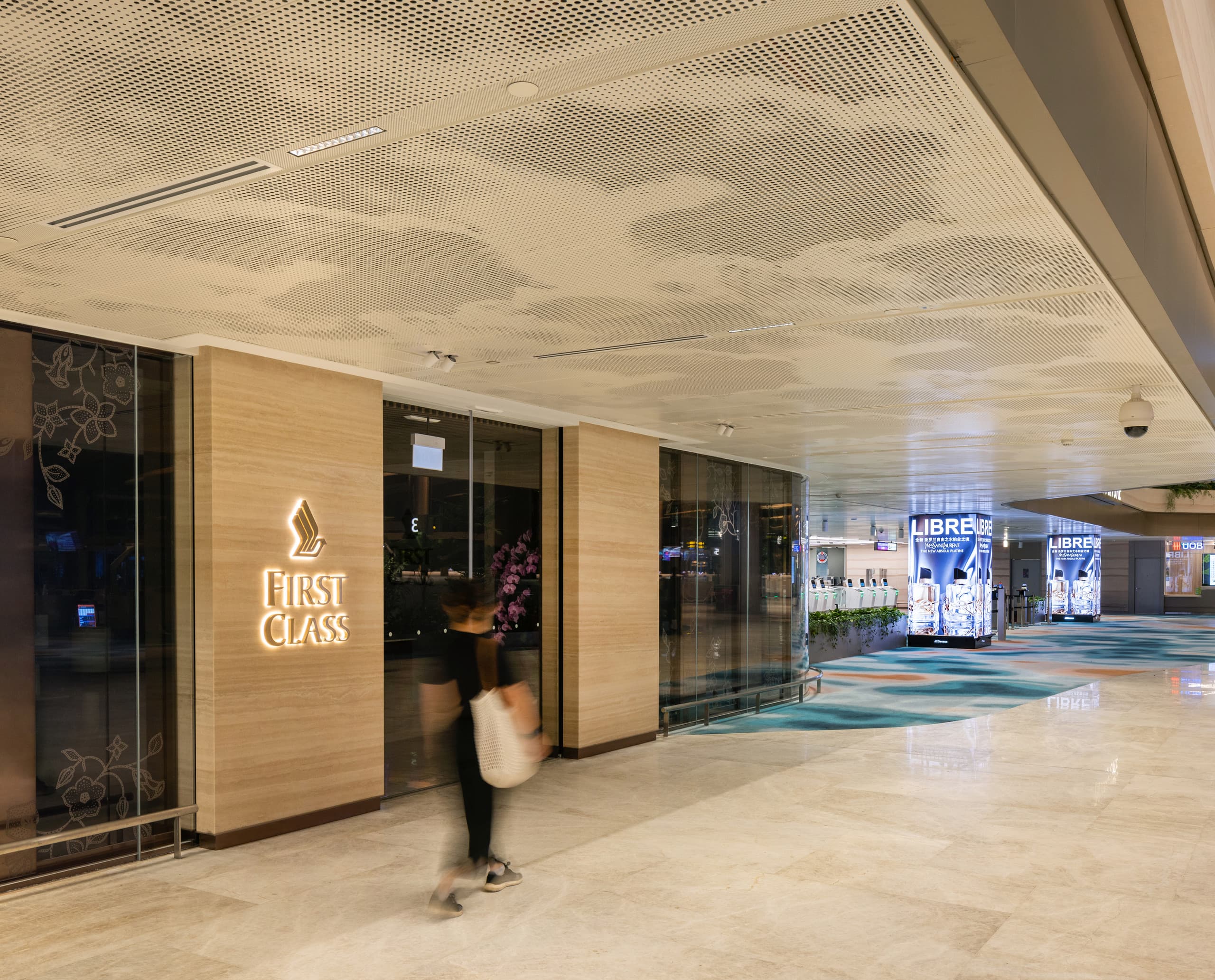 ERCO Compar Downlights beleuchten den First-Class-Bereich im Changi Airport Terminal 2.