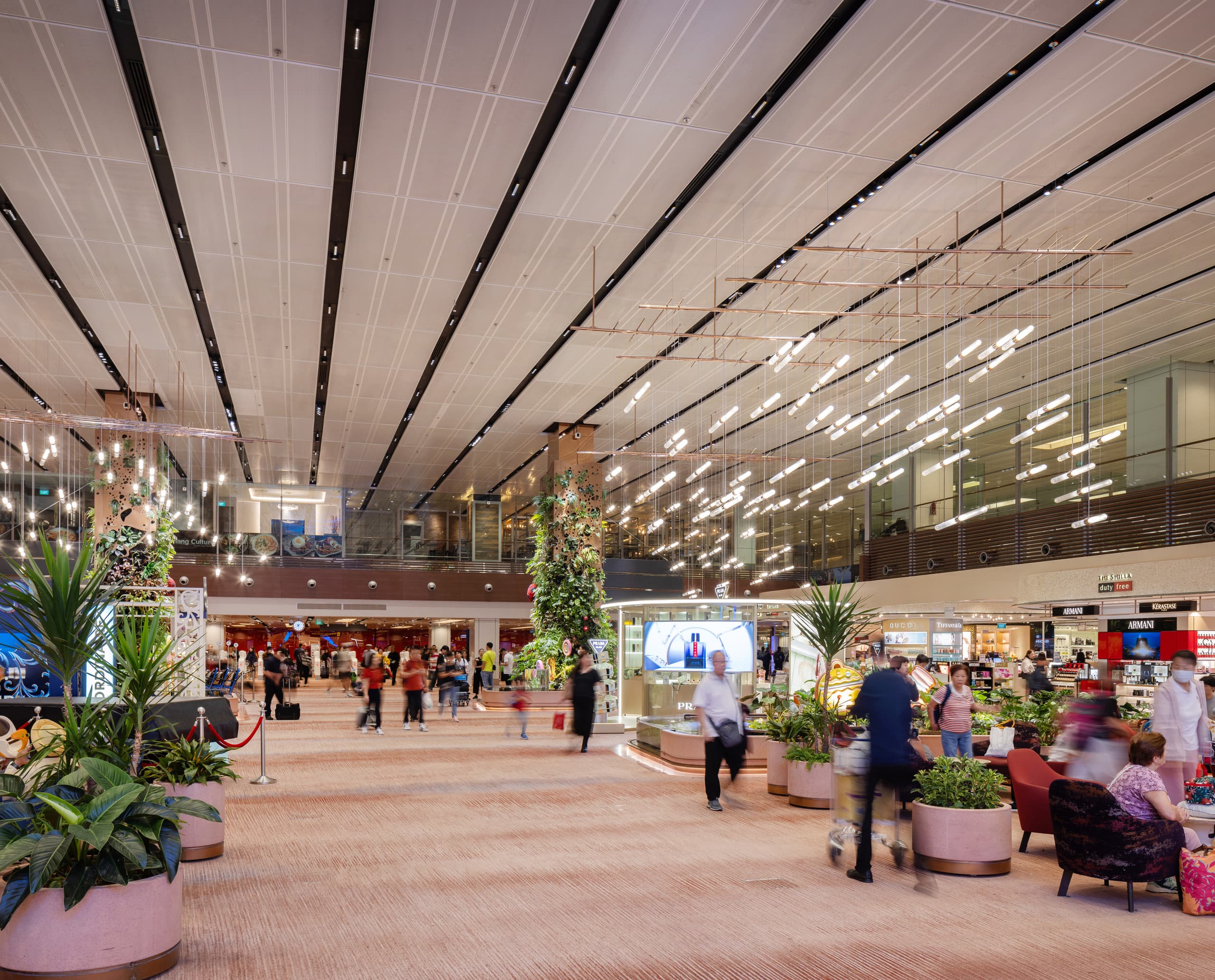 ERCO Compar LED Downlights im Changi Airport Terminal 2, Singapur, für effiziente und nachhaltige Beleuchtung.