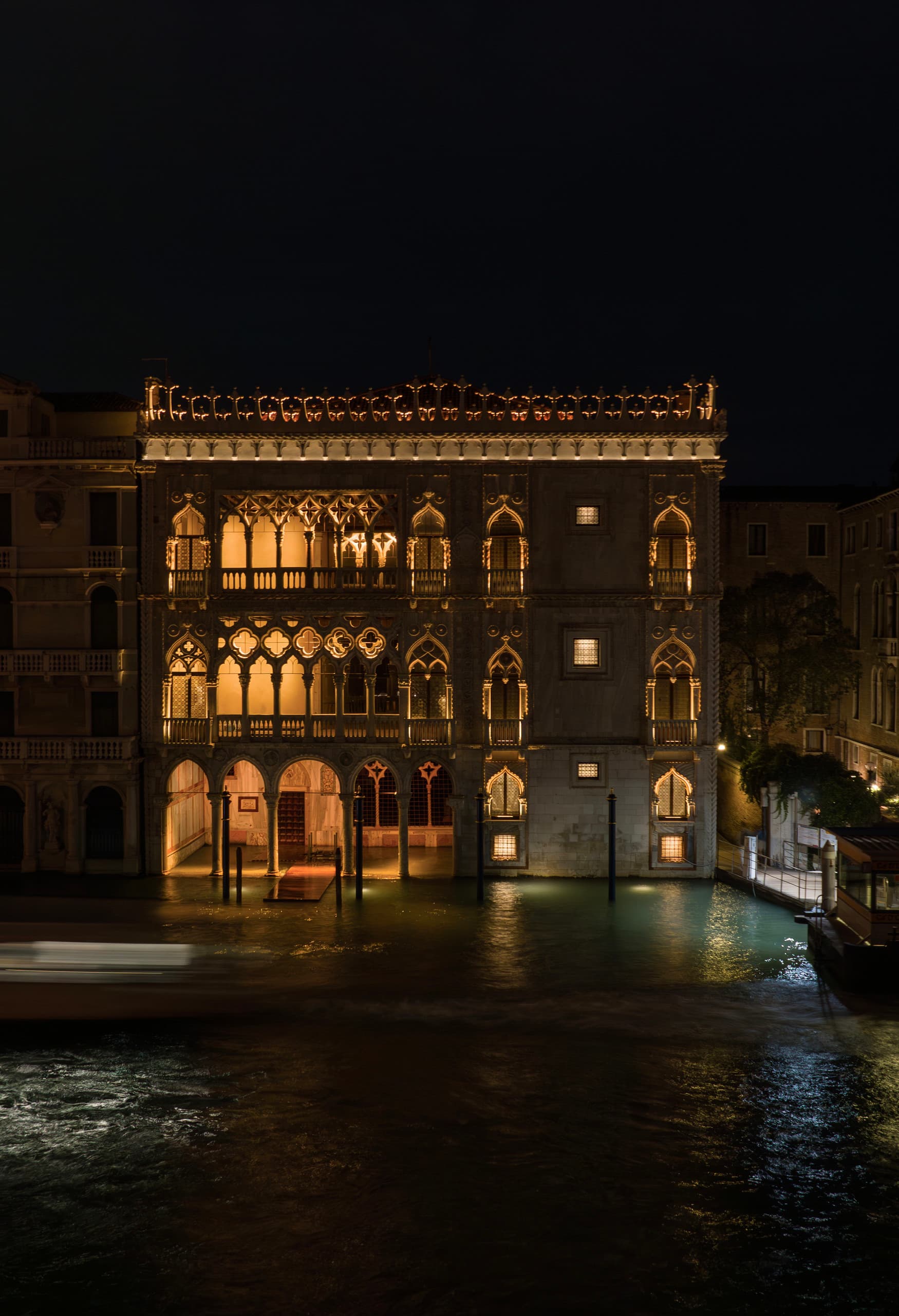Die Ca' d'Oro in Venedig, beleuchtet mit ERCO LED Fassadenbeleuchtung.