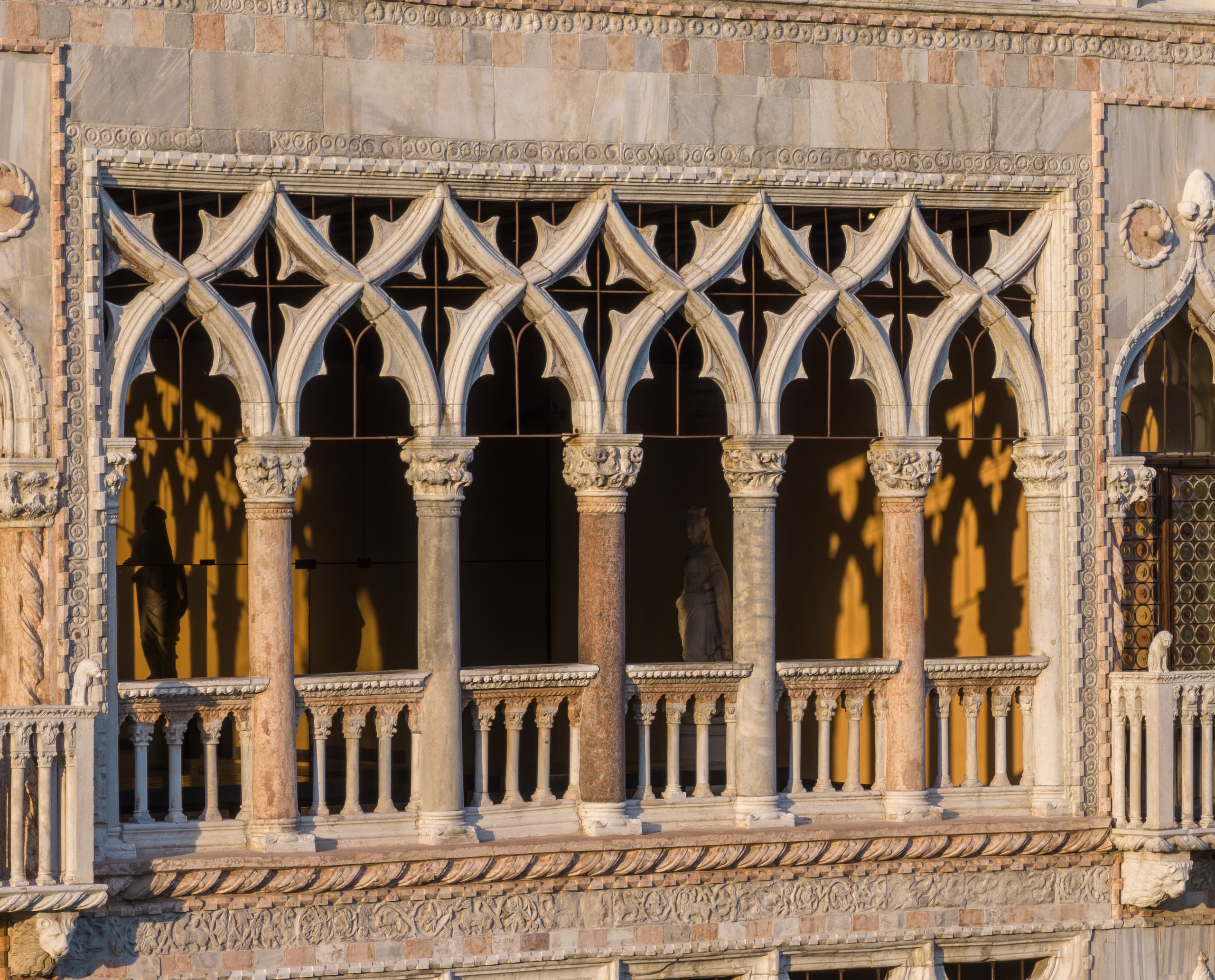 Fassadendetail der Ca' d'Oro in Venedig mit ERCO LED-Beleuchtung, die die gotische Architektur hervorhebt.