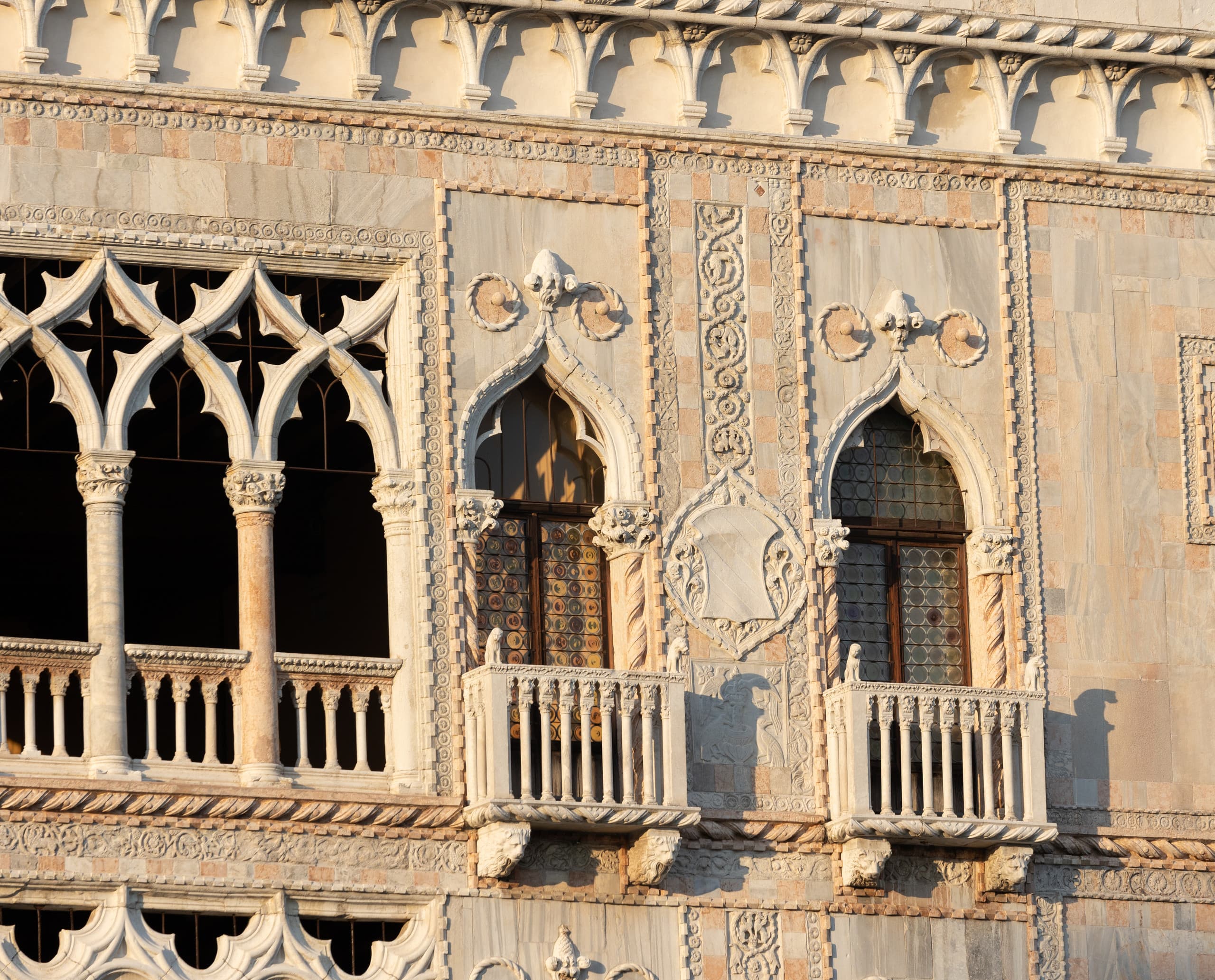 Ca' d'Oro Fassade mit ERCO LED-Beleuchtung, Venedig. Gotische und Renaissance-Architekturdetails hervorgehoben.