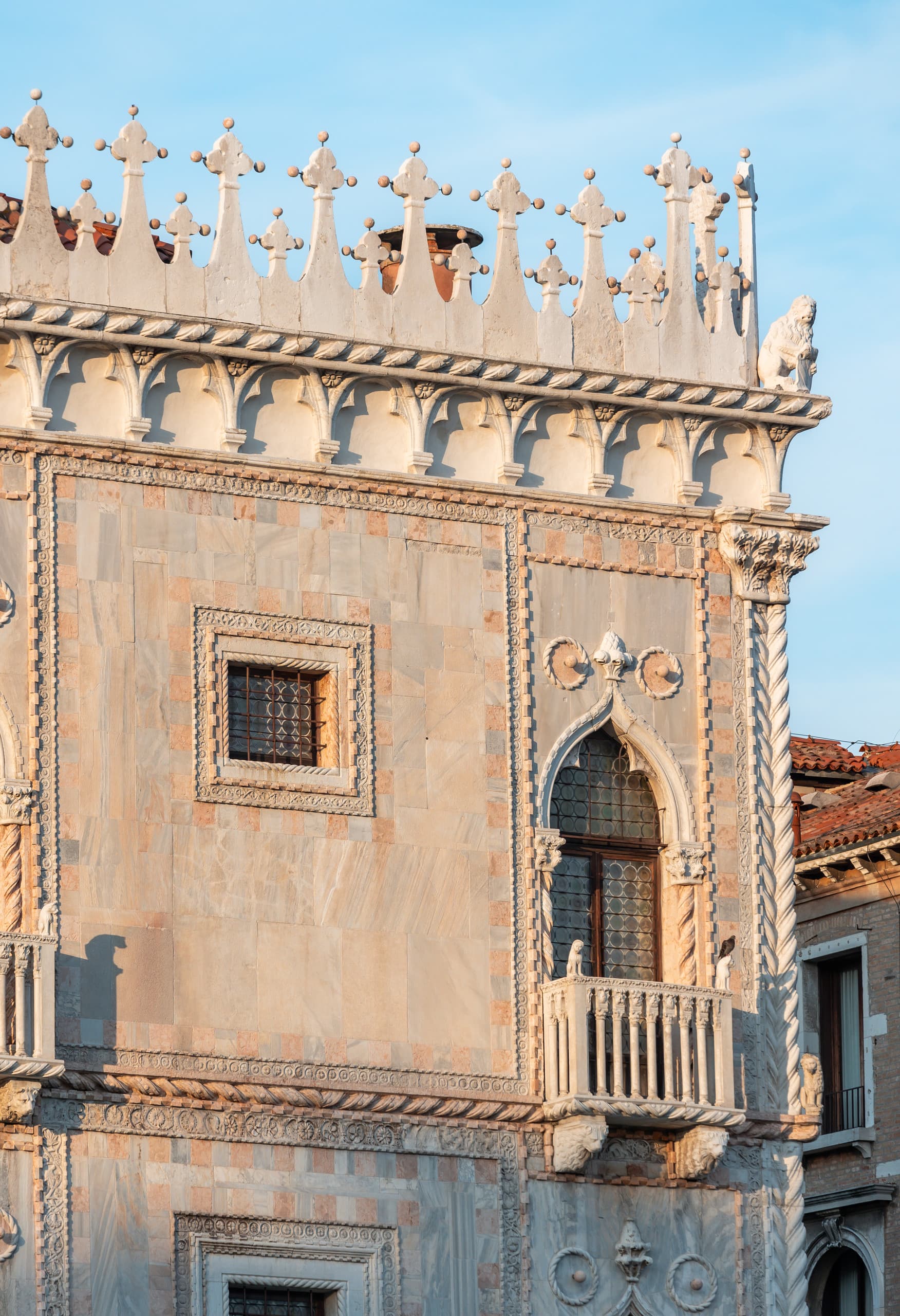 Detailansicht der Fassade der Ca' d'Oro in Venedig mit neuer LED-Beleuchtung von ERCO.