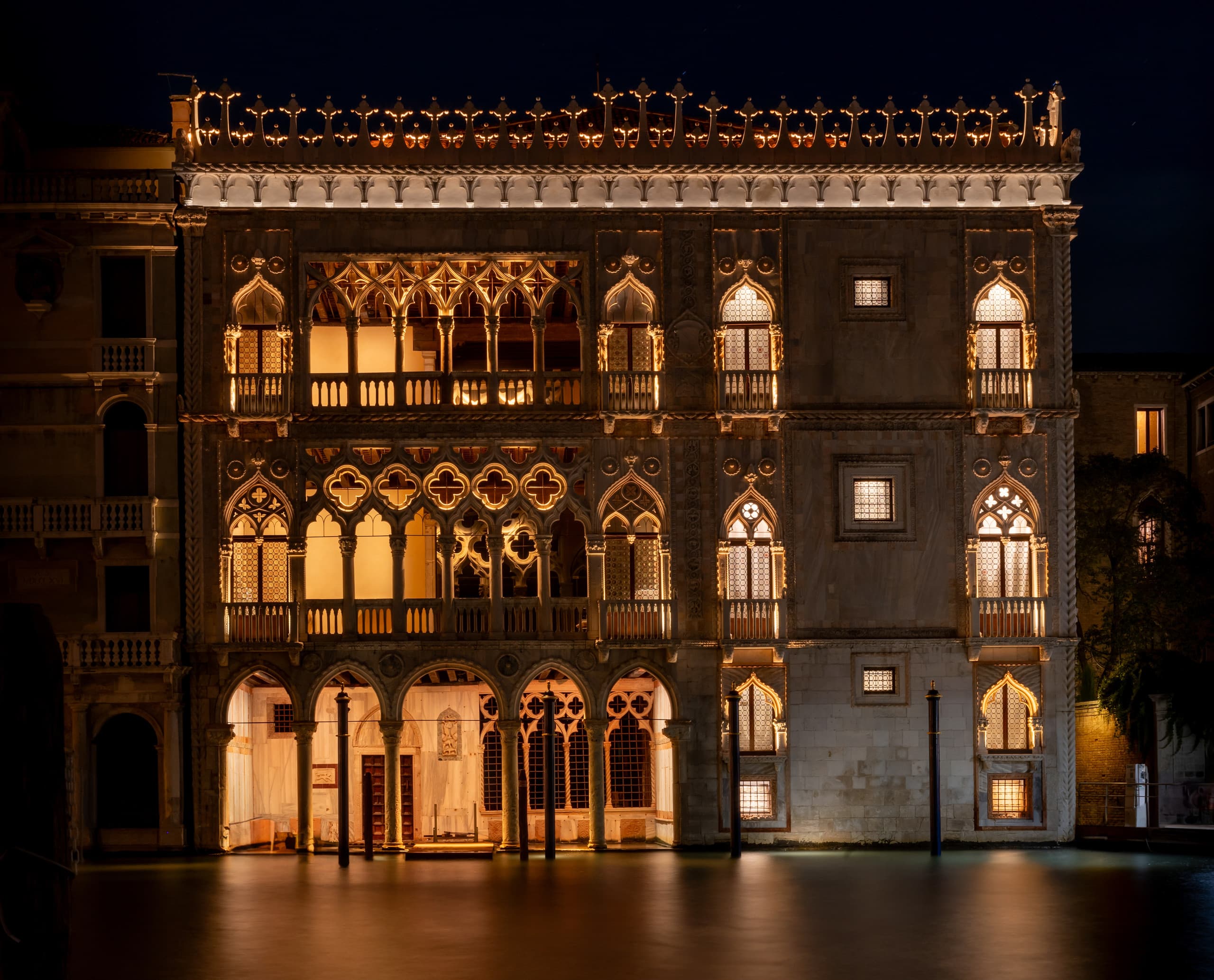 Beleuchtete Fassade der Ca' d'Oro in Venedig mit ERCO LED-Lichtern, die die Architektur hervorheben.