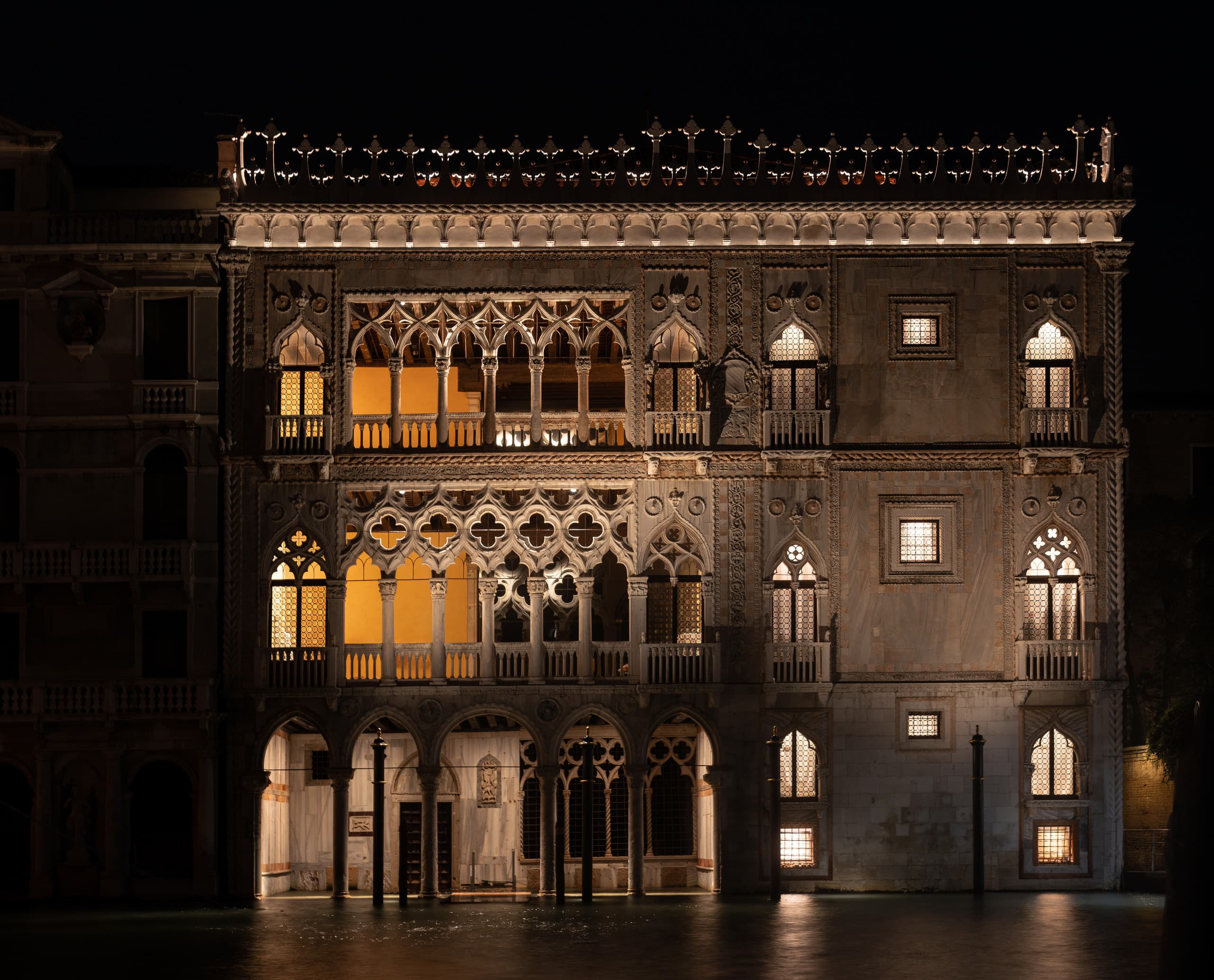 ERCO LED-Beleuchtung der Ca' d'Oro Fassade in Venedig, die Architekturdetails hervorhebt.