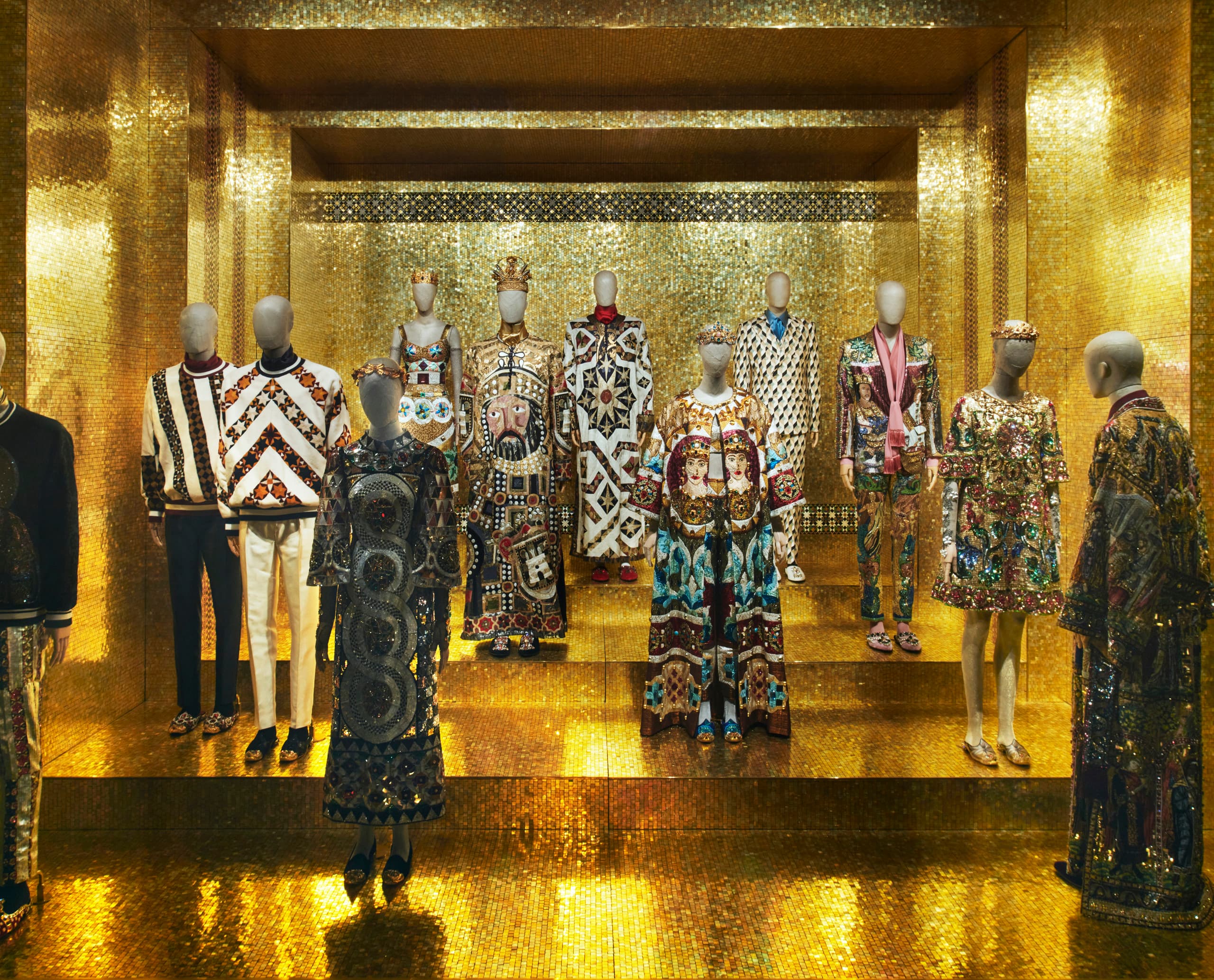 Dolce & Gabbana Ausstellung in Mailand, beleuchtet mit ERCO LED-Strahlern, die Modekunst hervorheben.