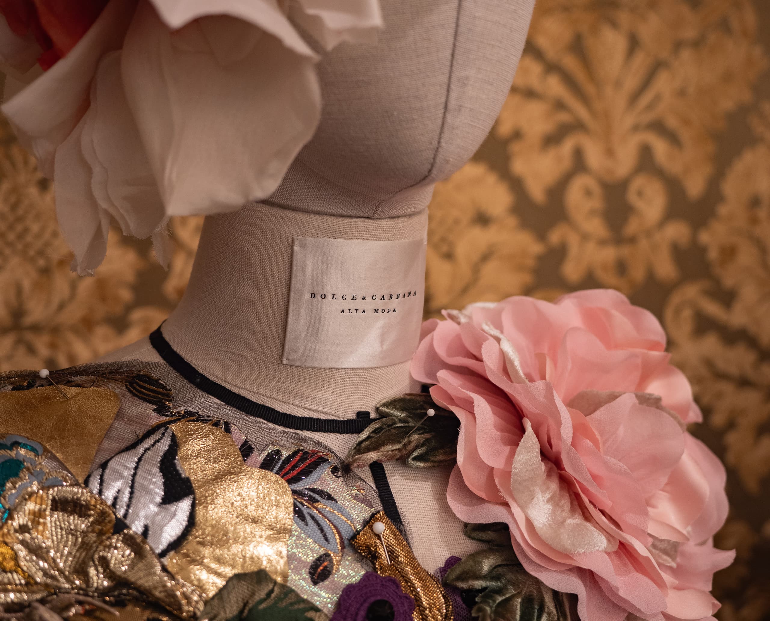 Dolce & Gabbana Alta Moda Kleid auf Schneiderpuppe, Teil der Mailänder Ausstellung.