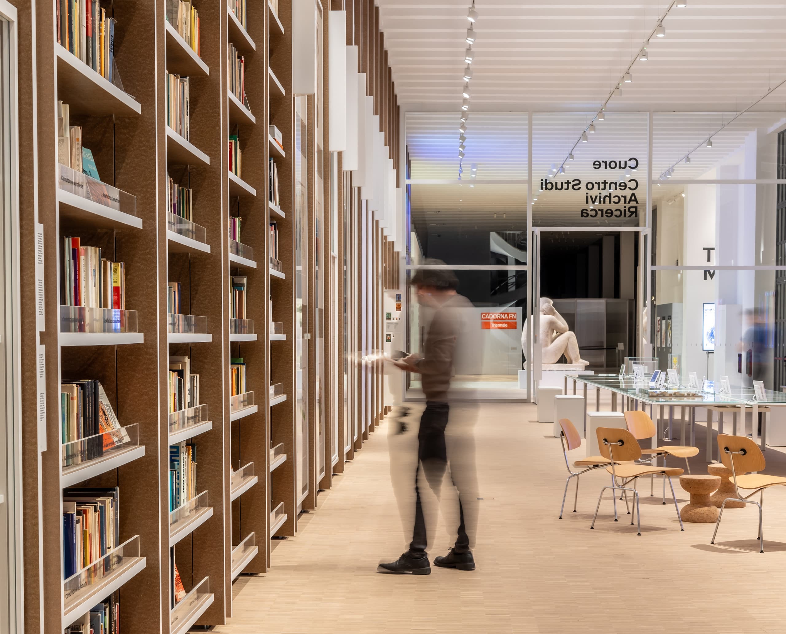 Triennale Museum Mailand: Archivraum mit Hi-trac Schienenstrahlern und flexibler ERCO LED-Beleuchtung.