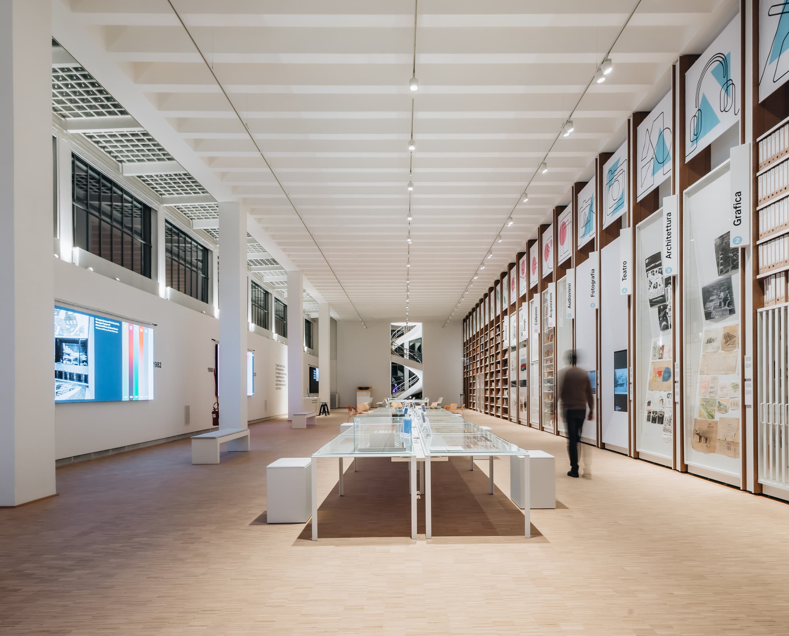 Innenansicht des Triennale Museums Mailand mit ERCO Beleuchtungssystem für flexible Lichtgestaltung.