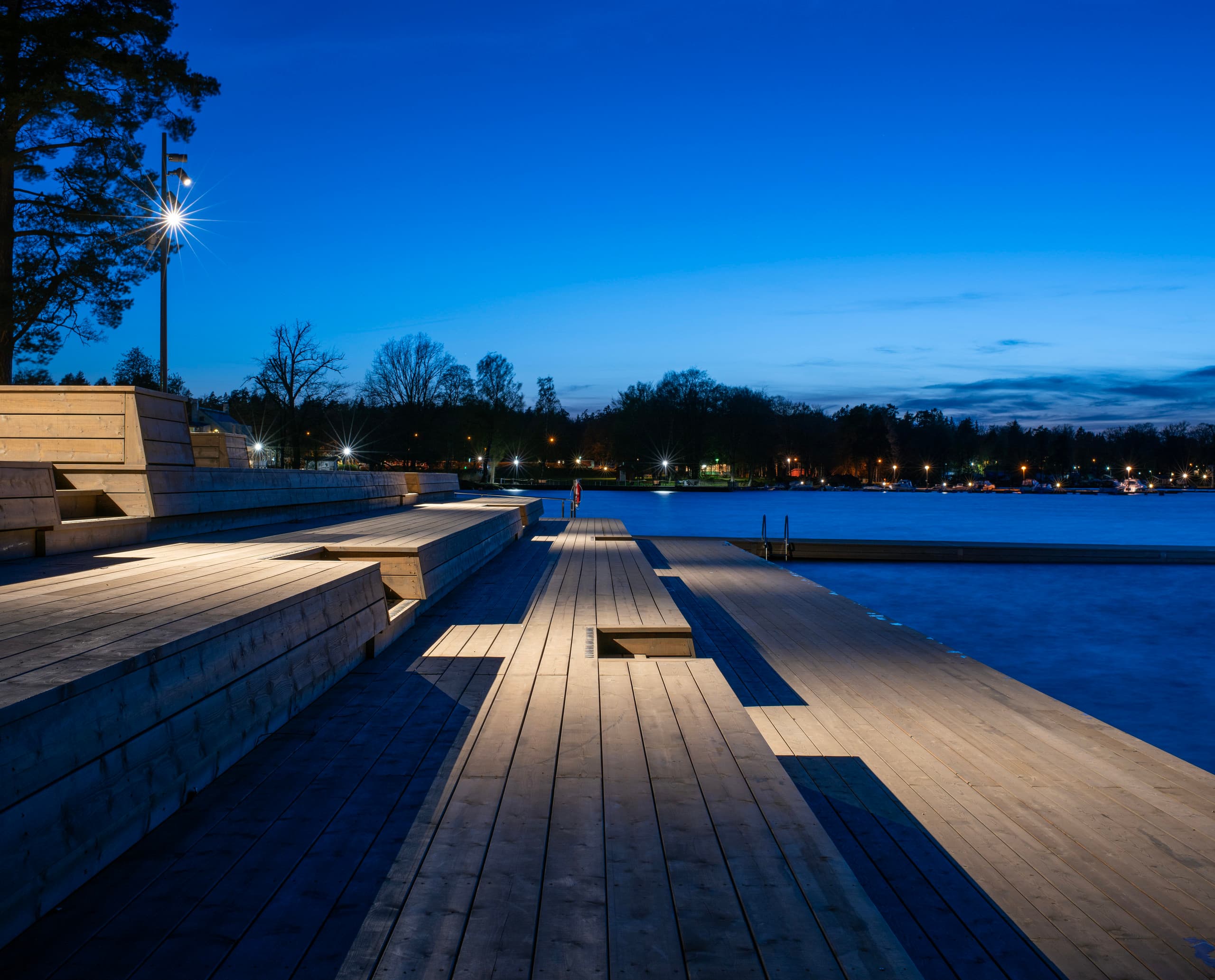ERCO LED-Beleuchtung am Evedal-Schwimmbad in Växjö, die abends eine sichere und einladende Atmosphäre schafft.
