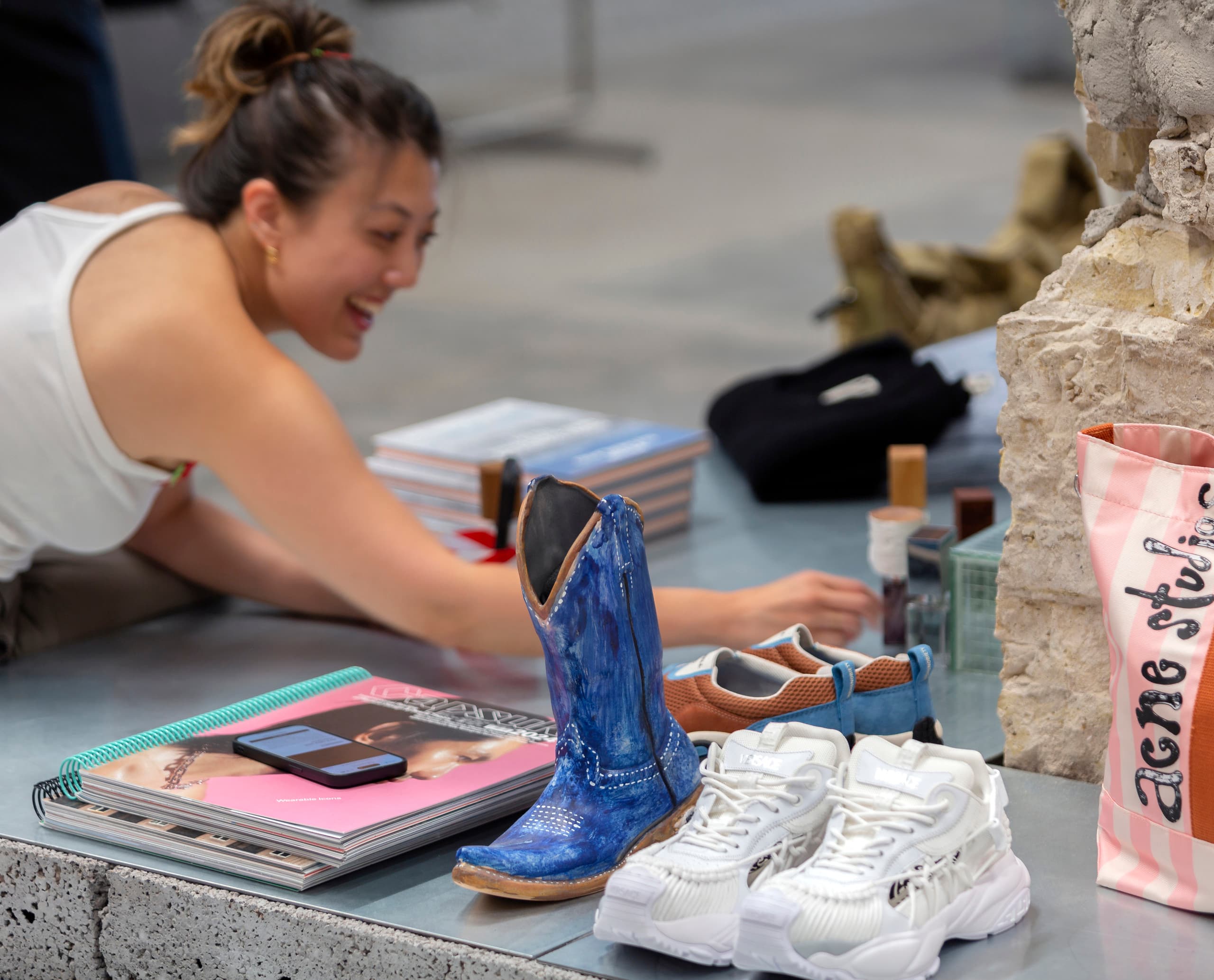 Highsnobiety Store Berlin: Modische Schuhe und Accessoires auf Präsentationstisch mit ERCO Licht.