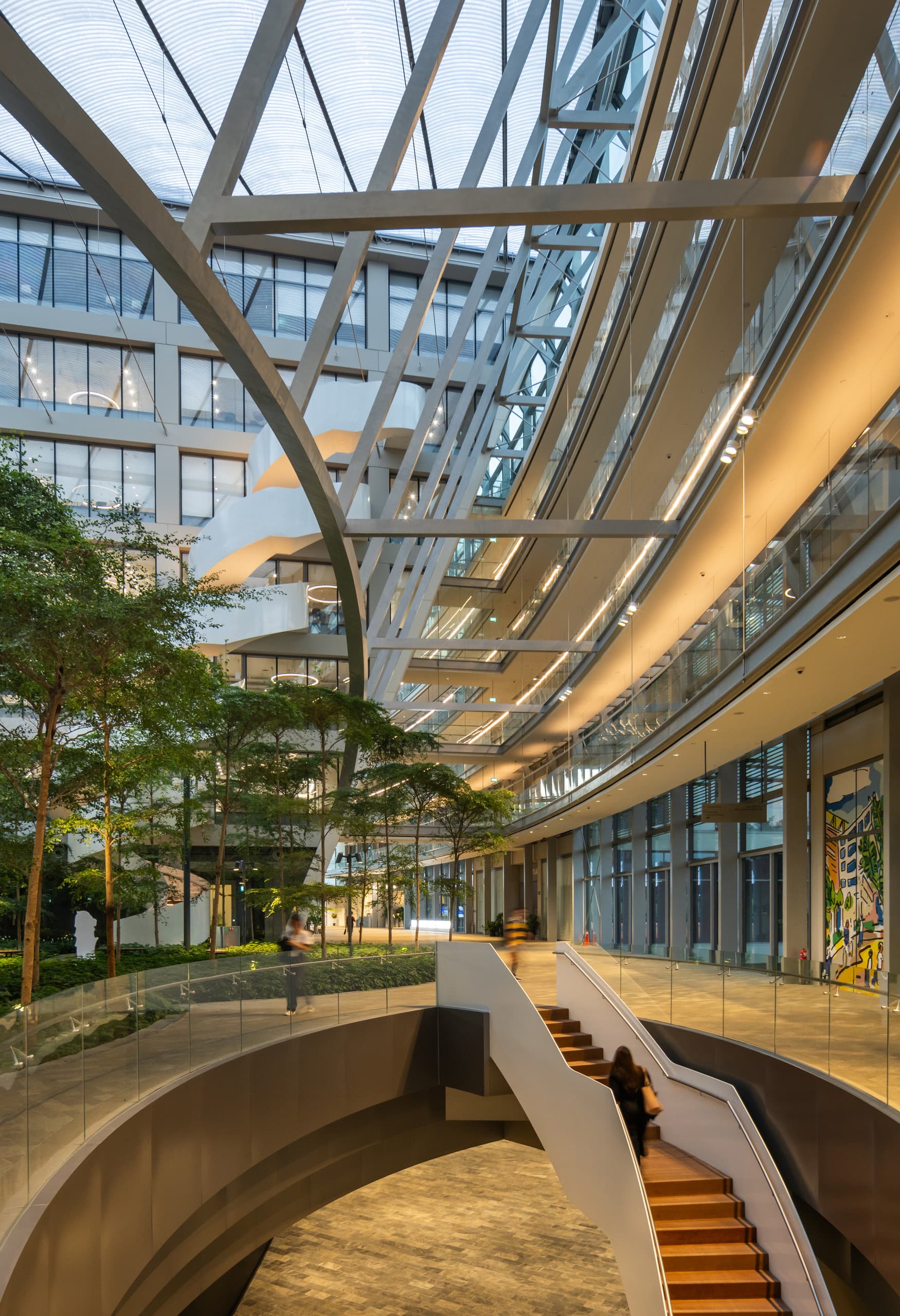 Surbana Jurong Campus, Singapur: Architektonisch schöner Bürocampus mit LED-Beleuchtung in grüner Natur.