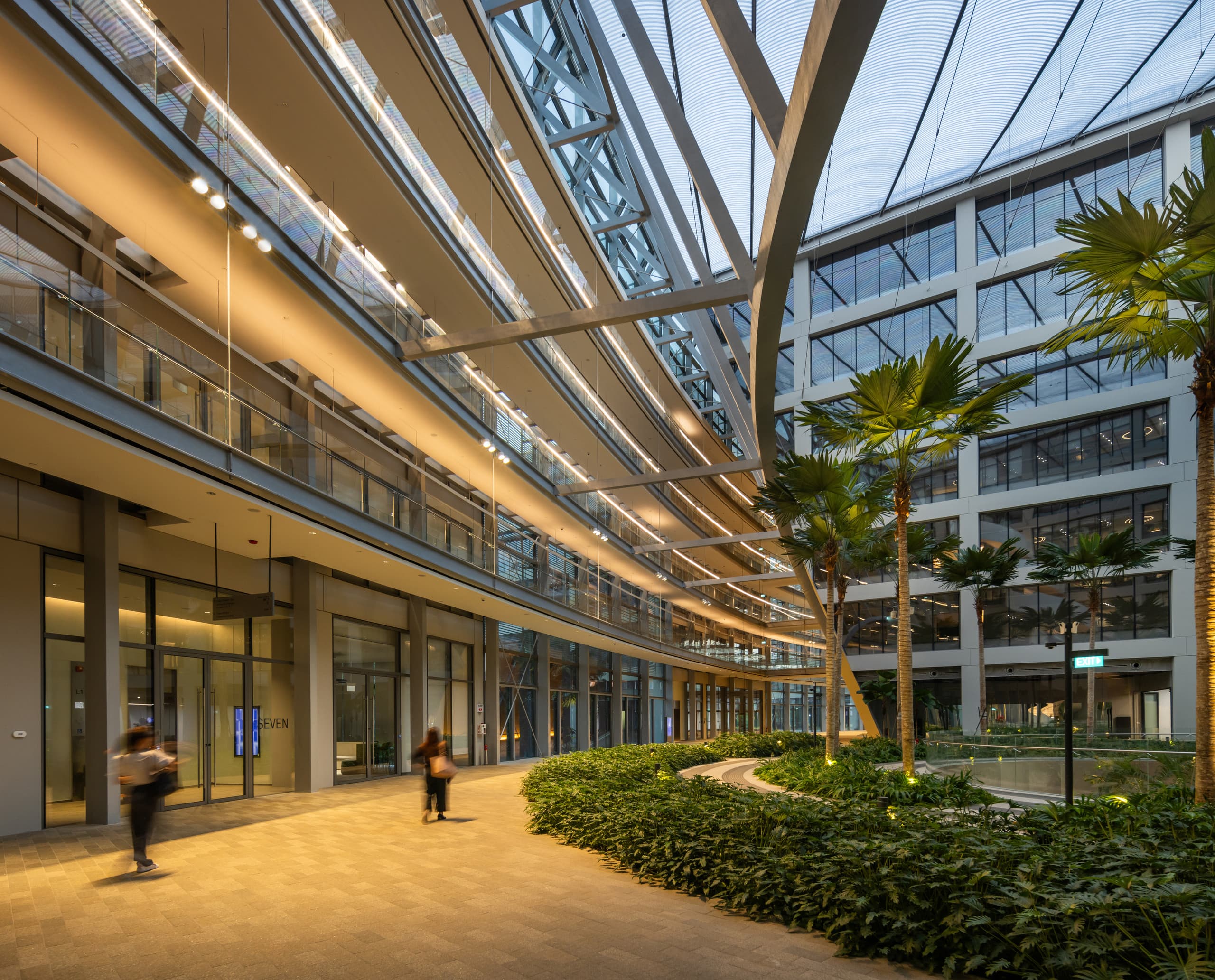 ERCO LED-Beleuchtung im Surbana Jurong Campus, Singapur, für Büros und Gärten.