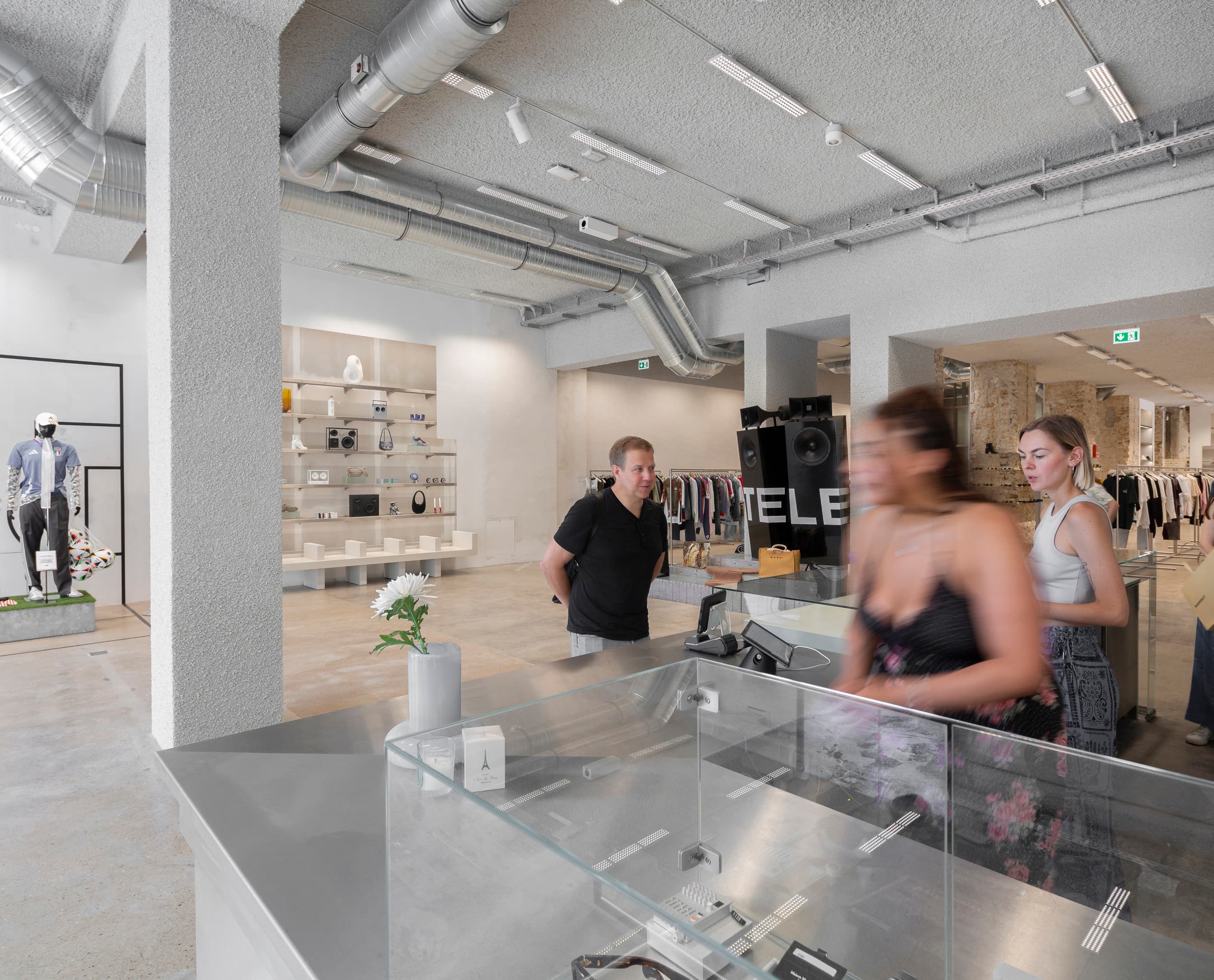 Highsnobiety Store Berlin Innenansicht mit Jilly LED Downlights für flexible Shopbeleuchtung.