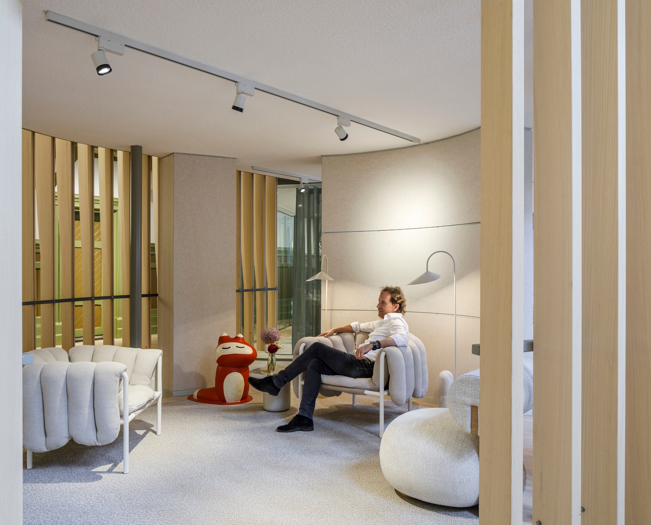 ERCO Optec Strahler beleuchten ein modernes Büro in Amsterdam, das in einem historischen Gebäude eingerichtet ist.