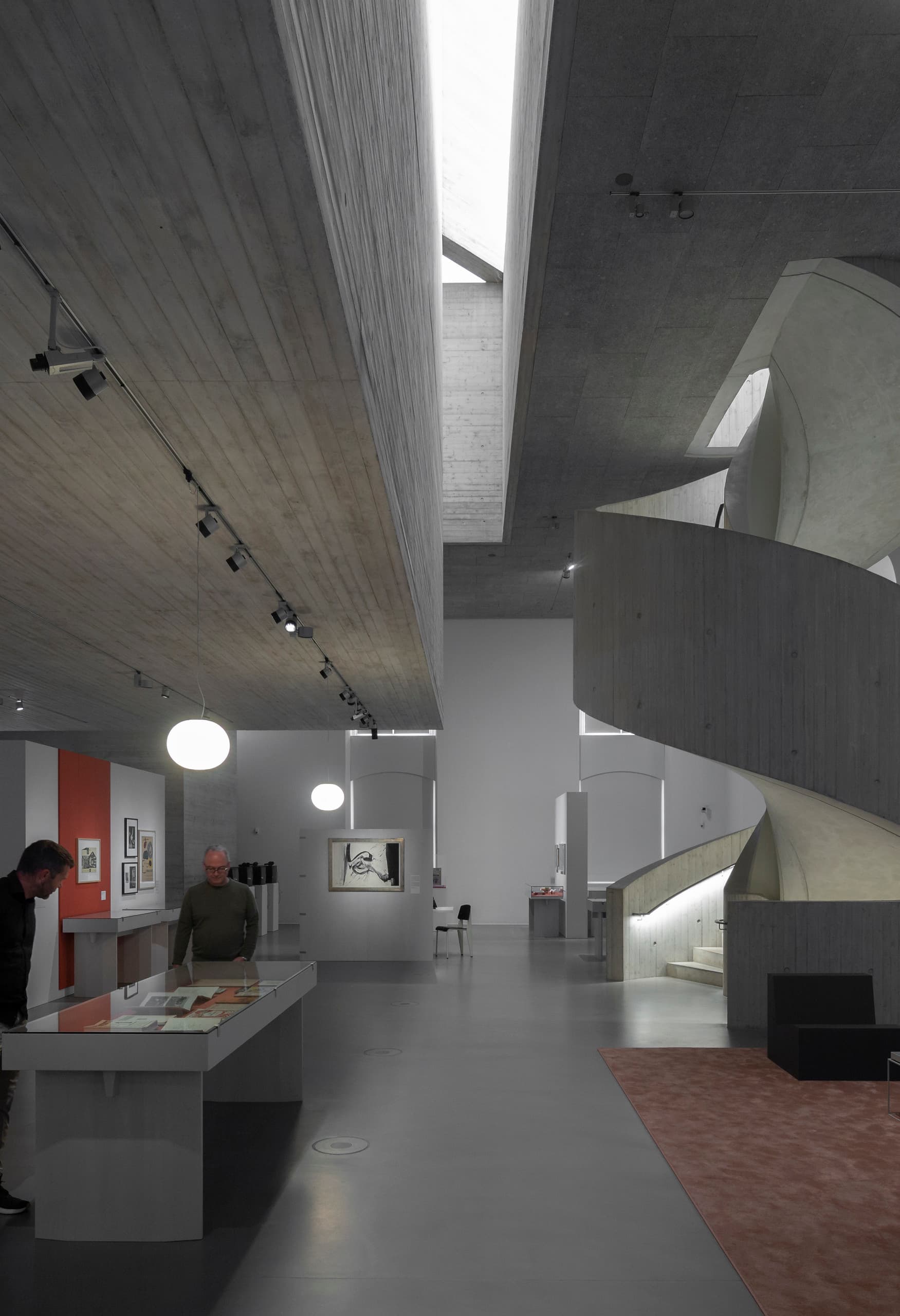 ERCO LED-Beleuchtung im Blockhaus Dresden: Flexible Ausstellung und Architekturbeleuchtung mit Parscan Strahlern.
